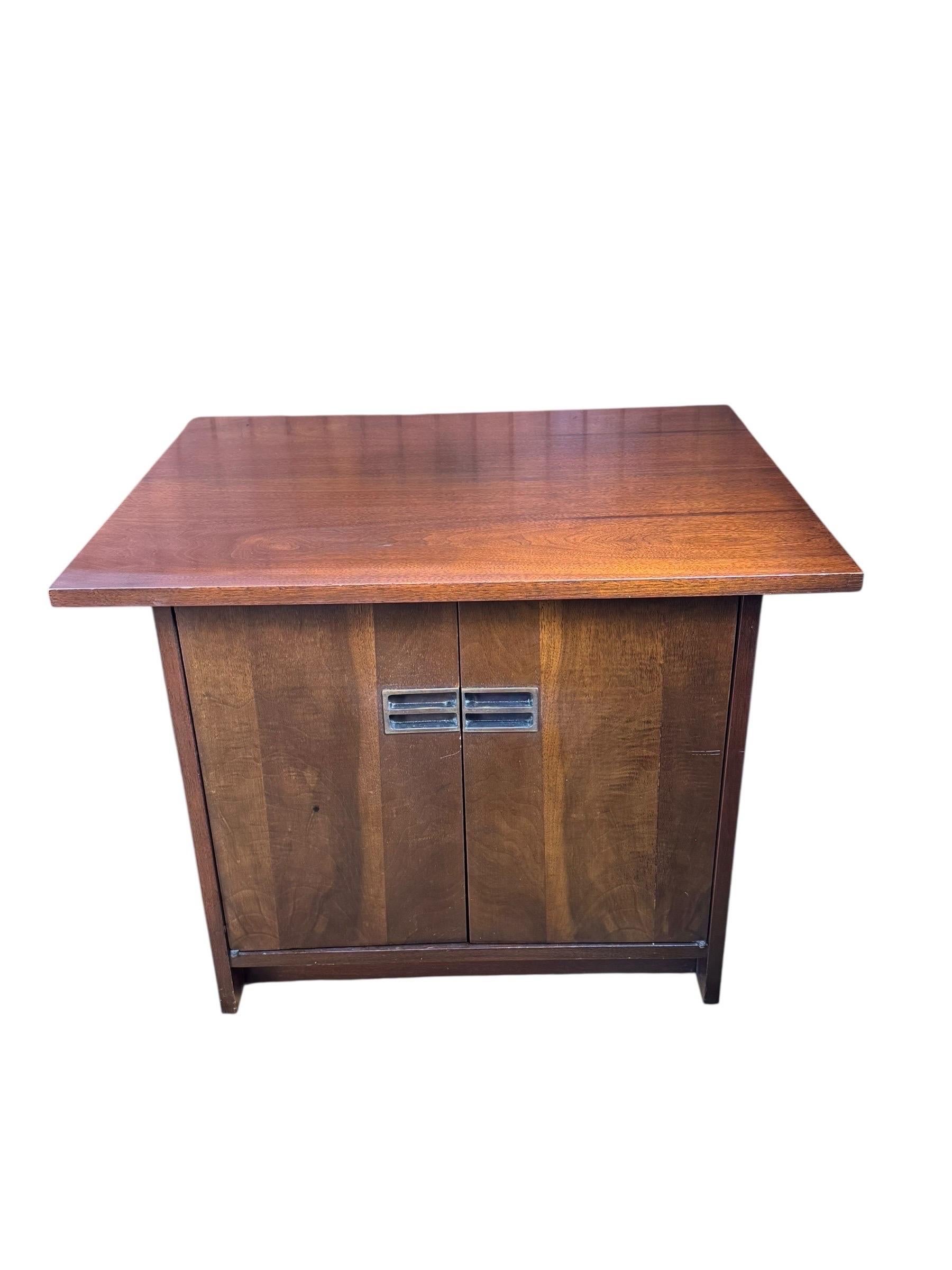 Metà XX secolo Comodini in noce del Mid Century realizzati da Johnson Furniture Co. in vendita