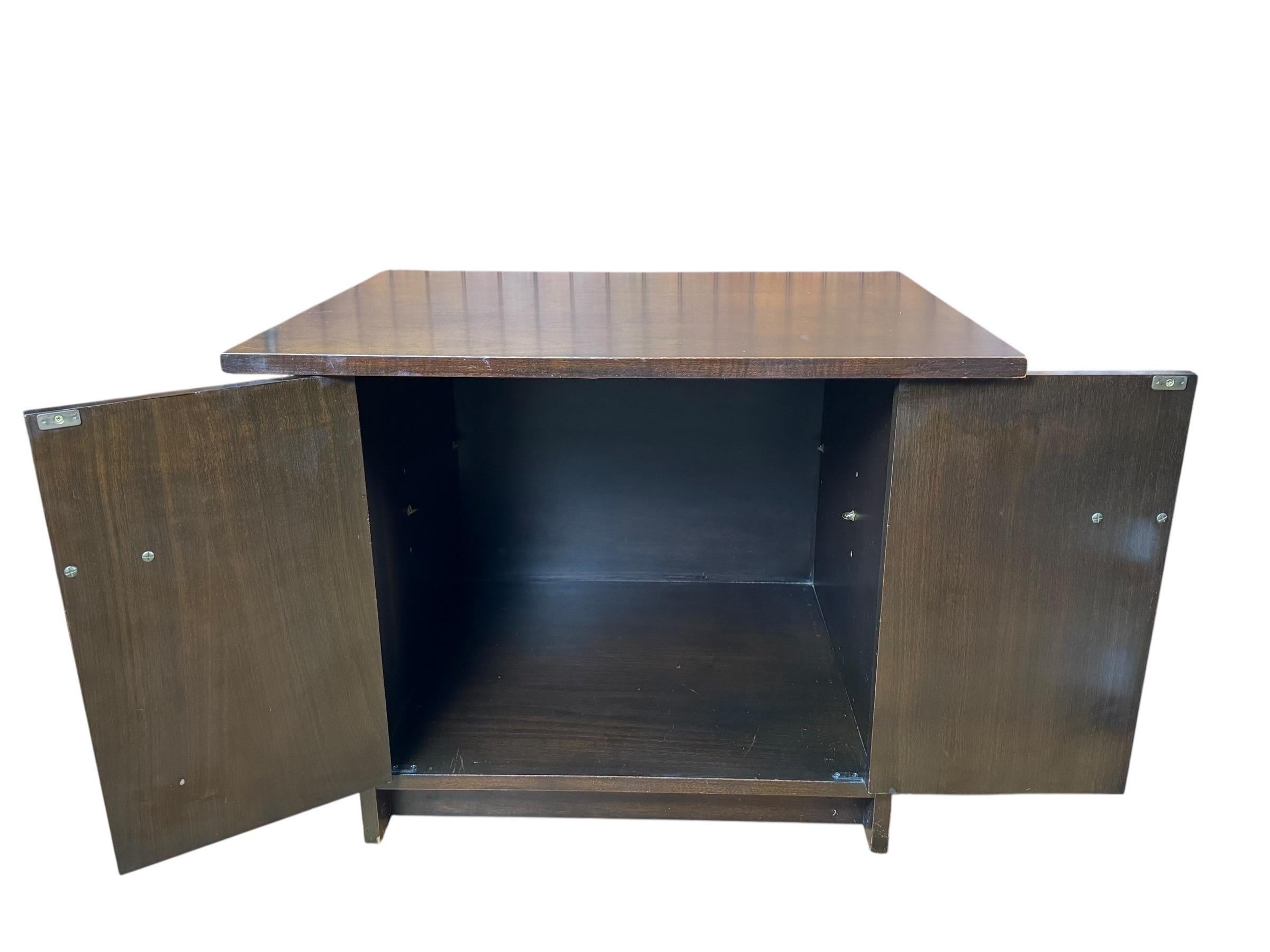 Noce Comodini in noce del Mid Century realizzati da Johnson Furniture Co. in vendita