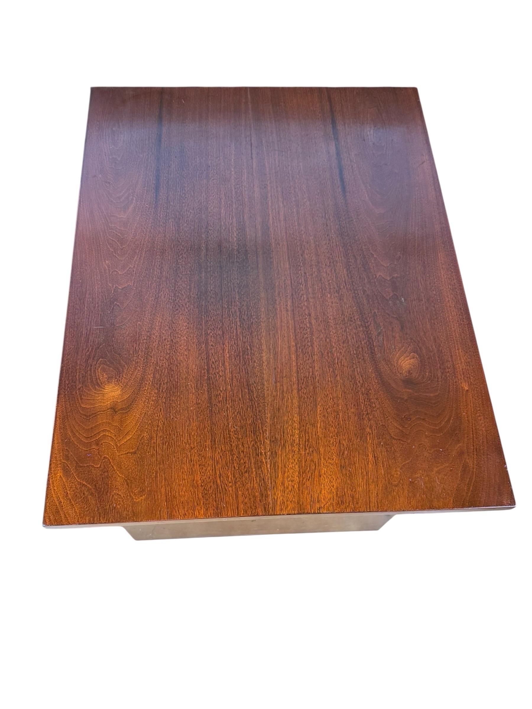 Comodini in noce del Mid Century realizzati da Johnson Furniture Co. in vendita 1