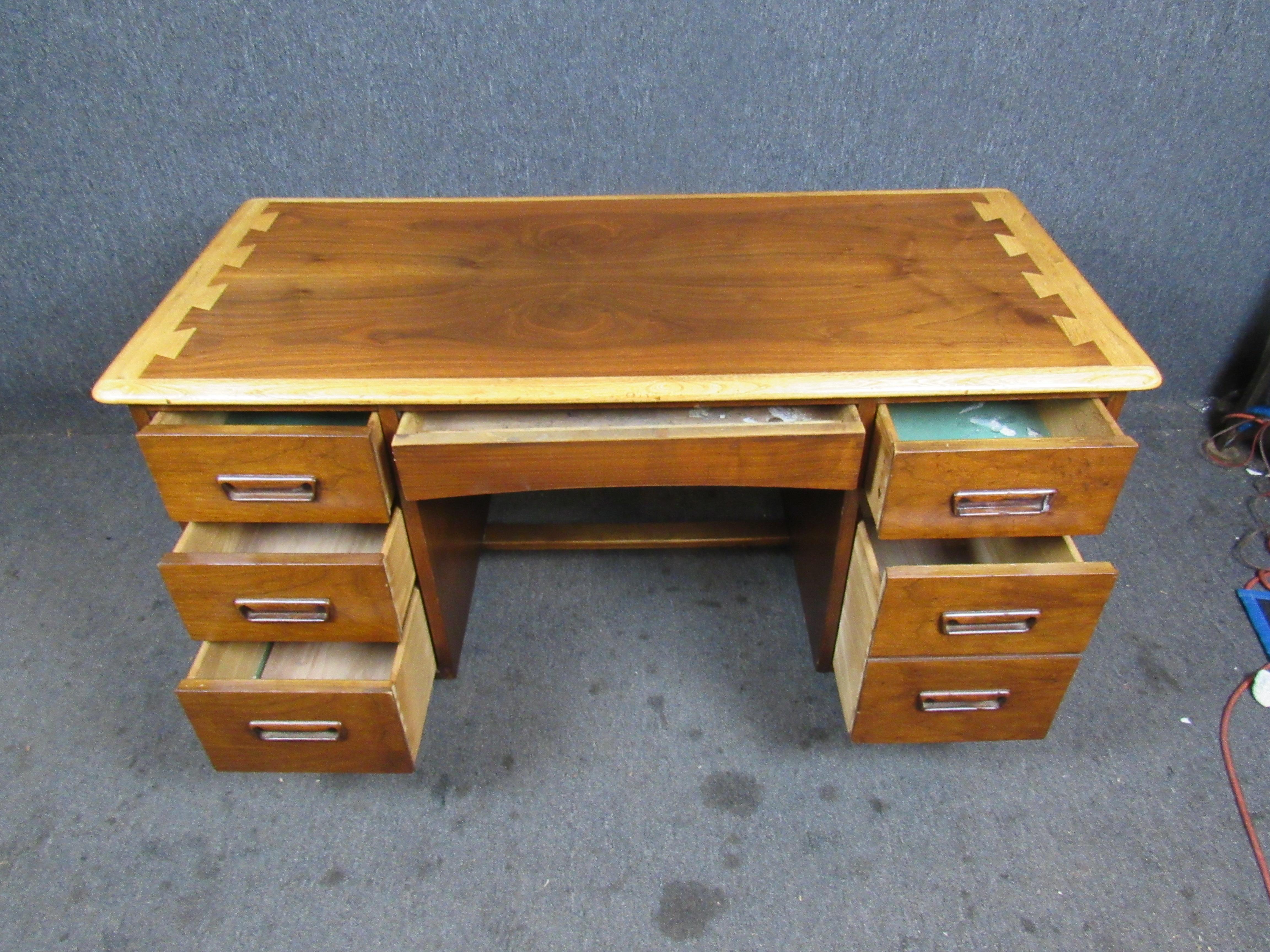 Beautifully crafted seven drawer desk with finished back by Lane, features three drawers on each side with sculpted pulls and one center drawer. 

Please confirm item location NY or NJ with dealer.