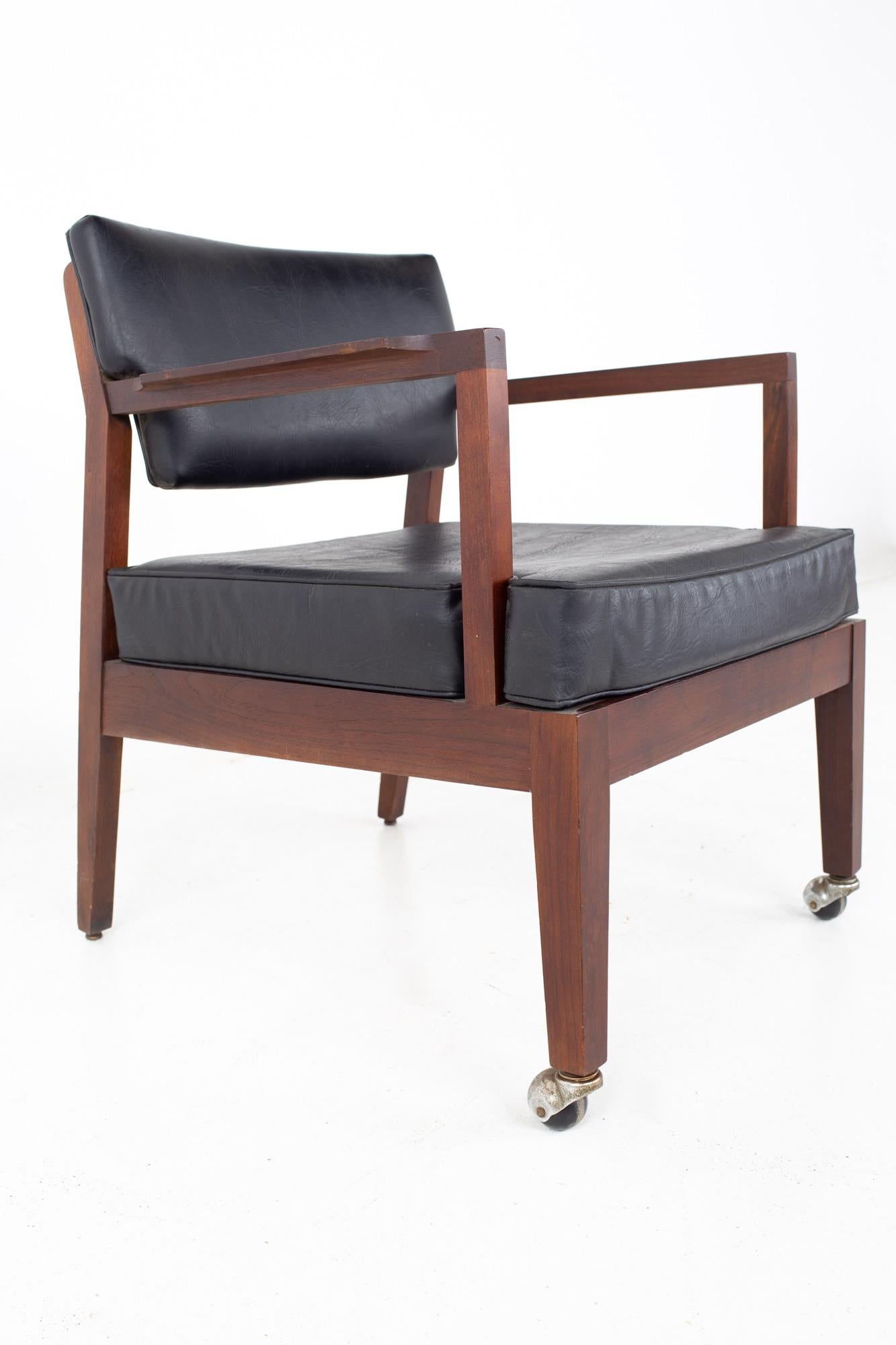Tissu d'ameublement Paire de fauteuils de salon d'appoint en noyer du milieu du siècle dernier en vente
