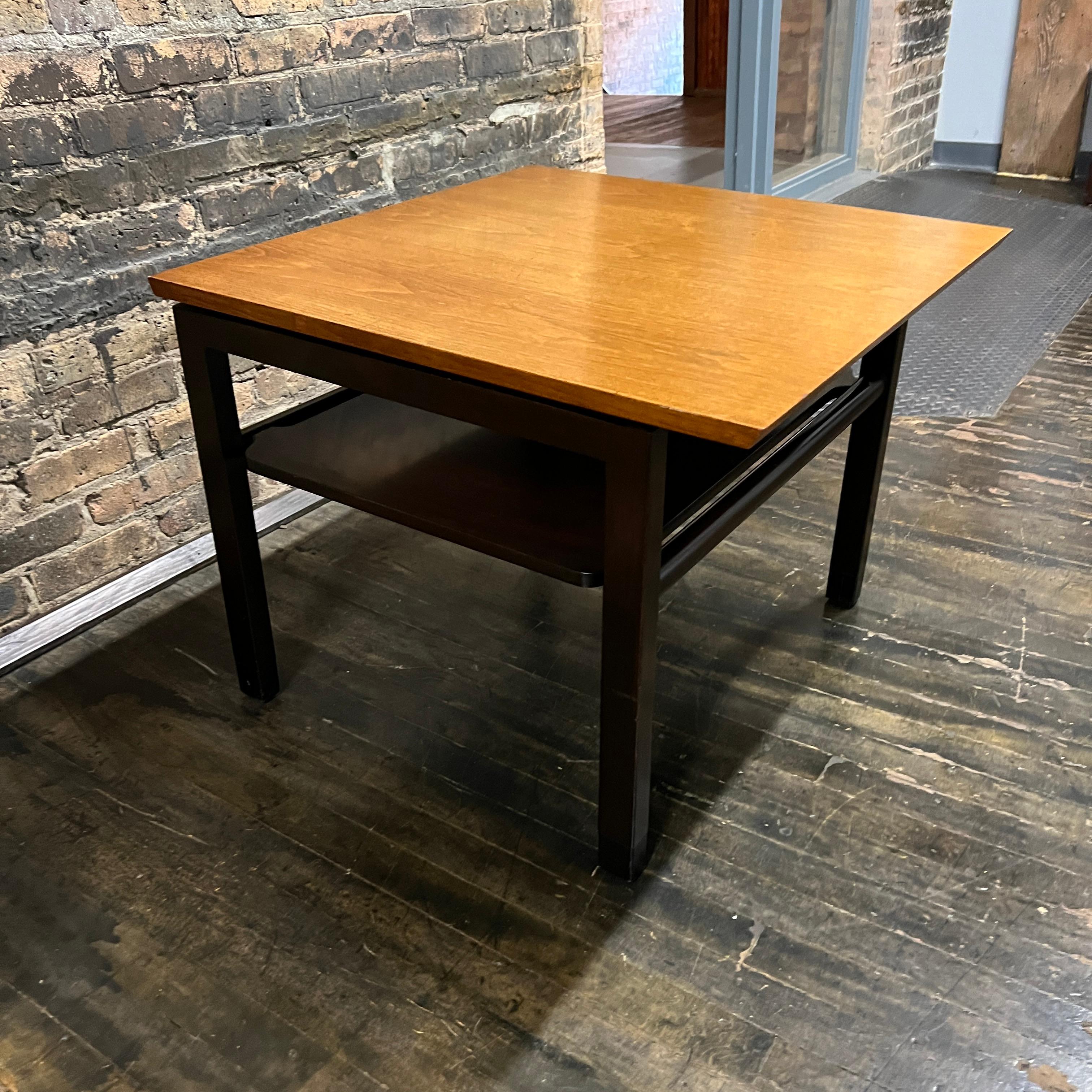 Grazioso tavolino occasionale del 1950 circa. Disegnato da Edward Wormley per Dunbar Furniture. Questo tavolo in noce ha una base in legno laccato con finiture in pelle vicino ai piedi. Il tavolo è in condizioni vintage. C'è un'usura generale sparsa