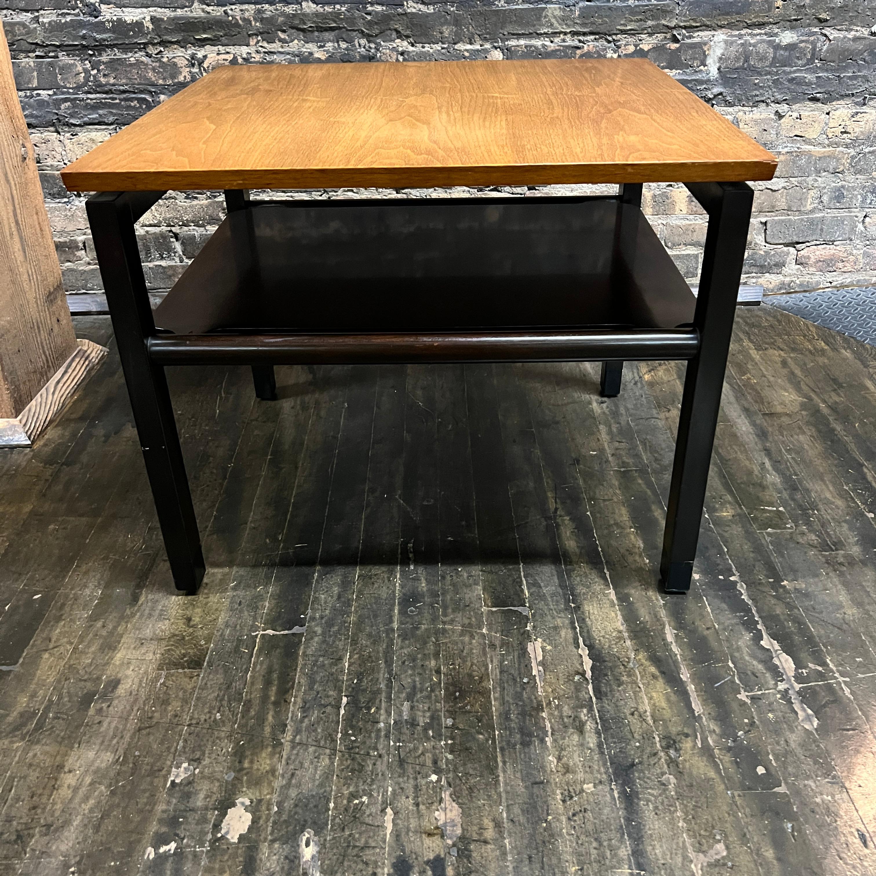 Americano Tavolo Occasionale in noce di metà secolo di Edward Wormley per Dunbar Furniture in vendita
