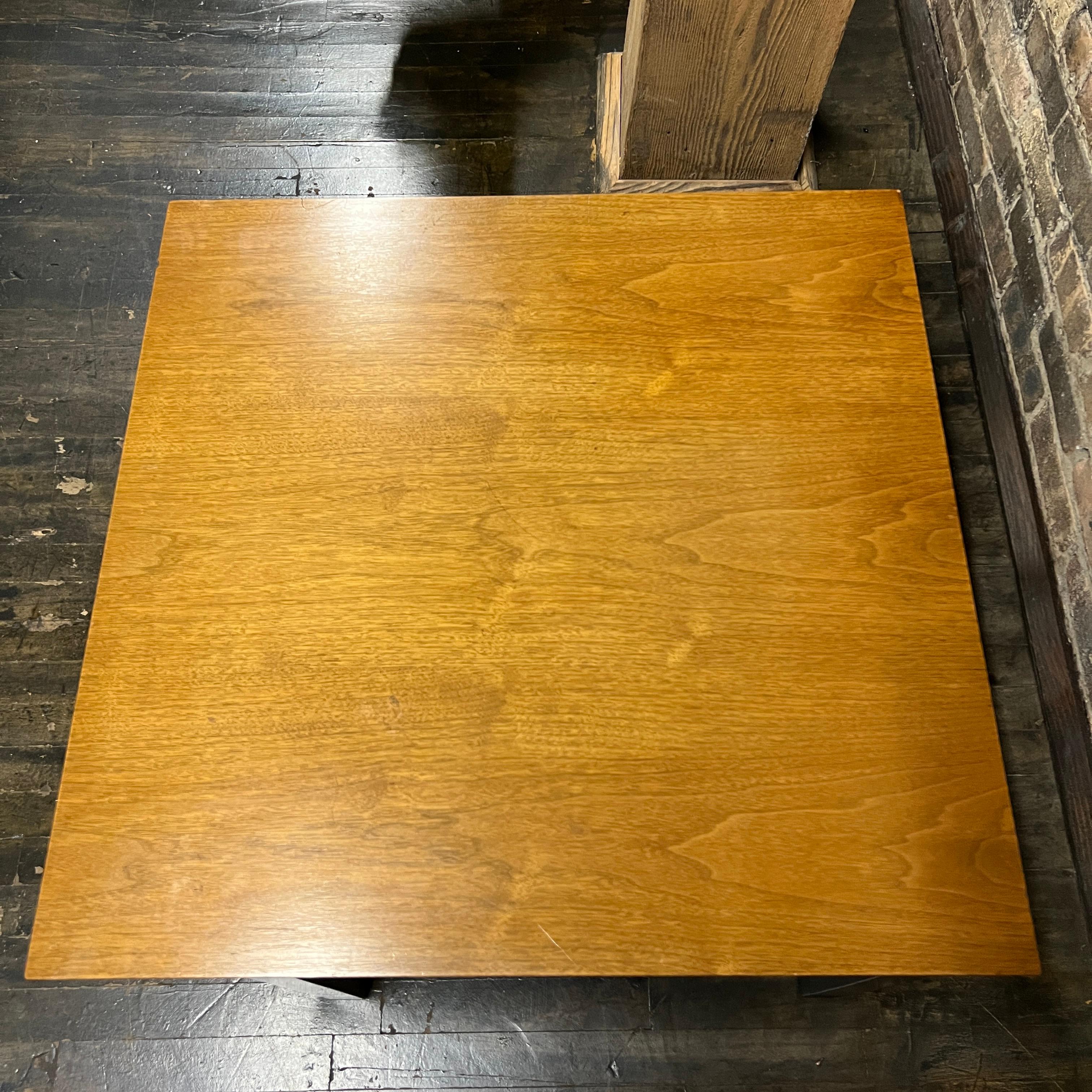 Tavolo Occasionale in noce di metà secolo di Edward Wormley per Dunbar Furniture In condizioni discrete in vendita a Chicago, IL