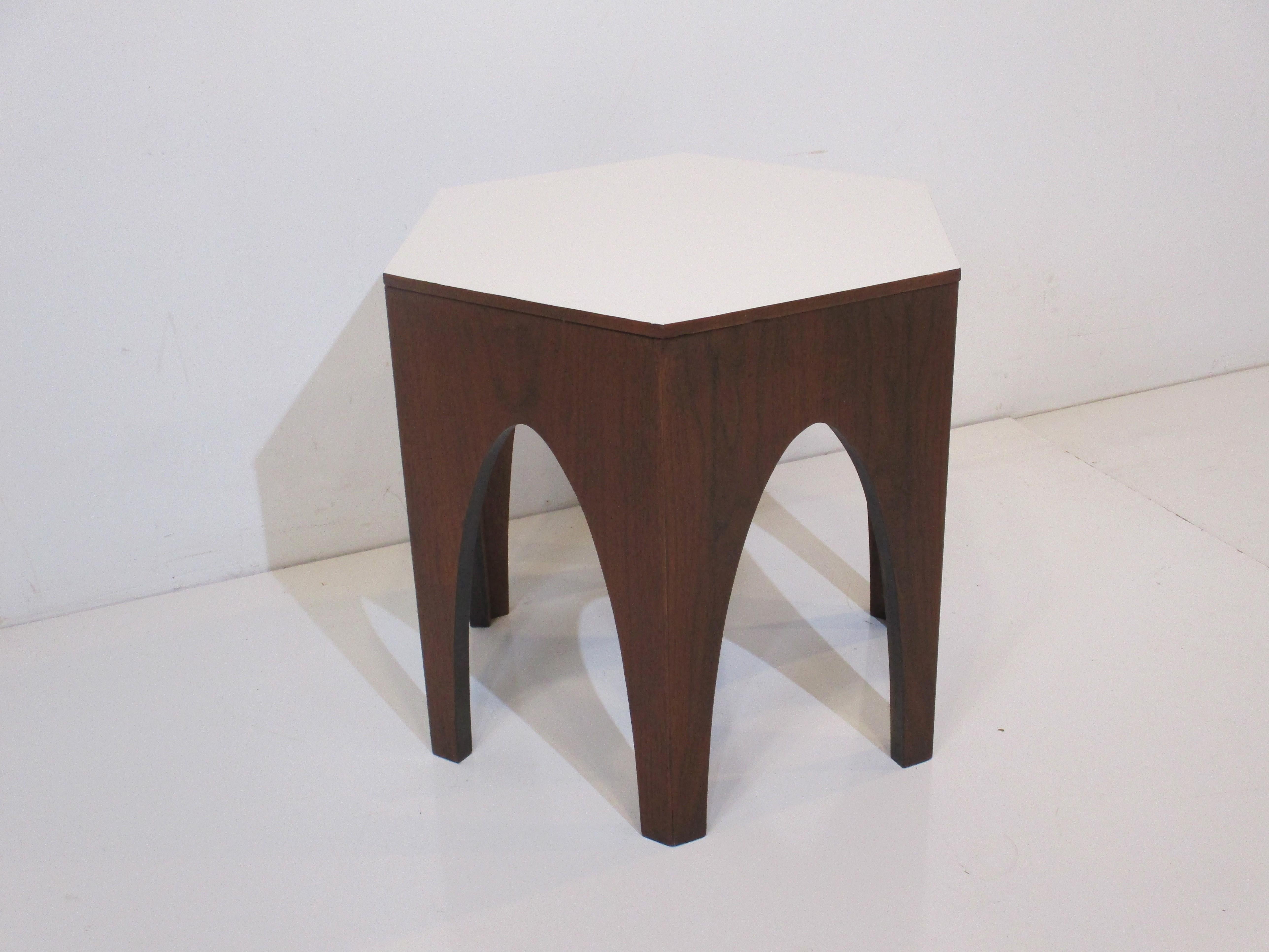 Mid-Century Modern Table d'appoint octogonale en noyer du milieu du siècle en vente