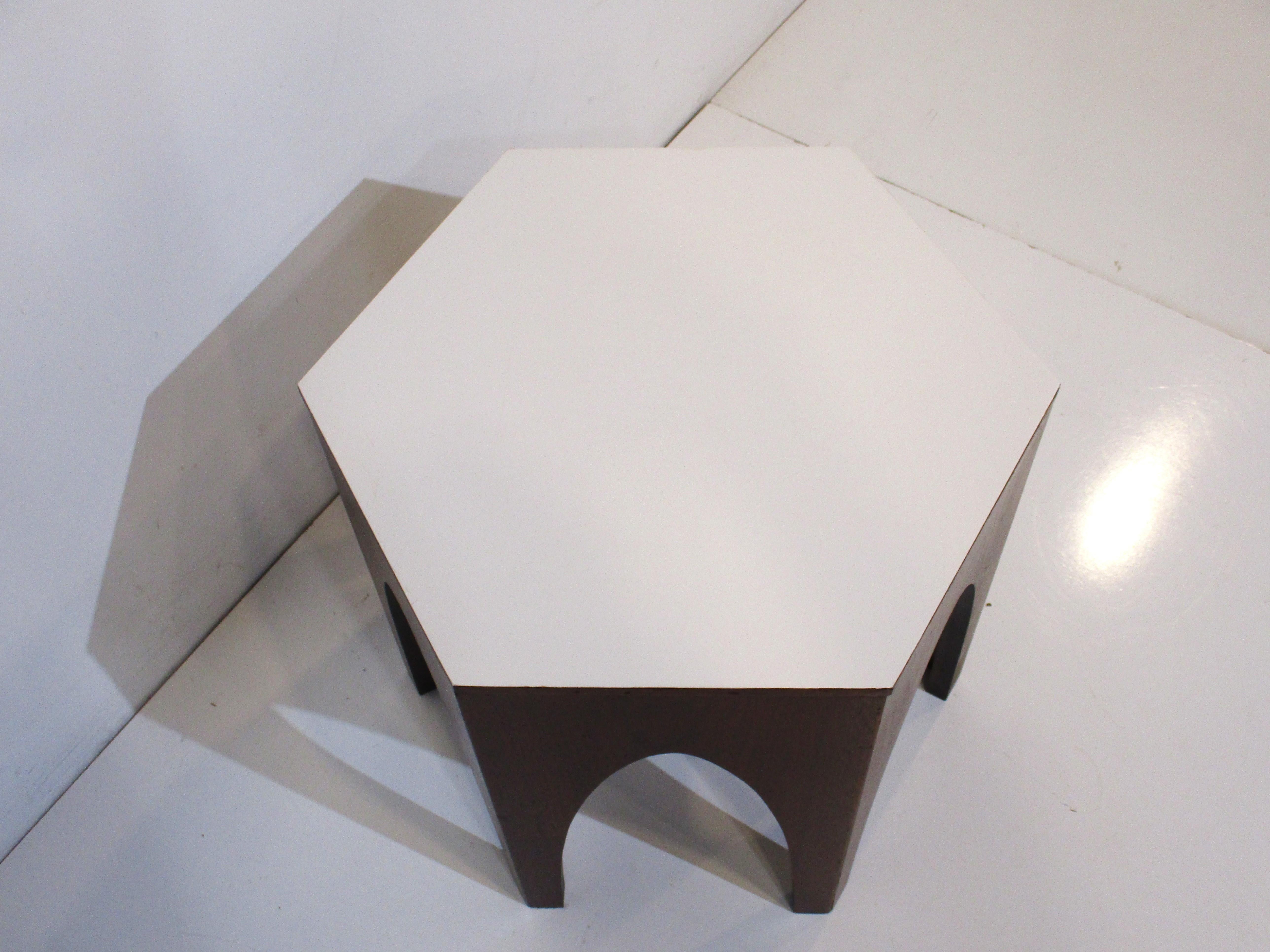 20ième siècle Table d'appoint octogonale en noyer du milieu du siècle en vente