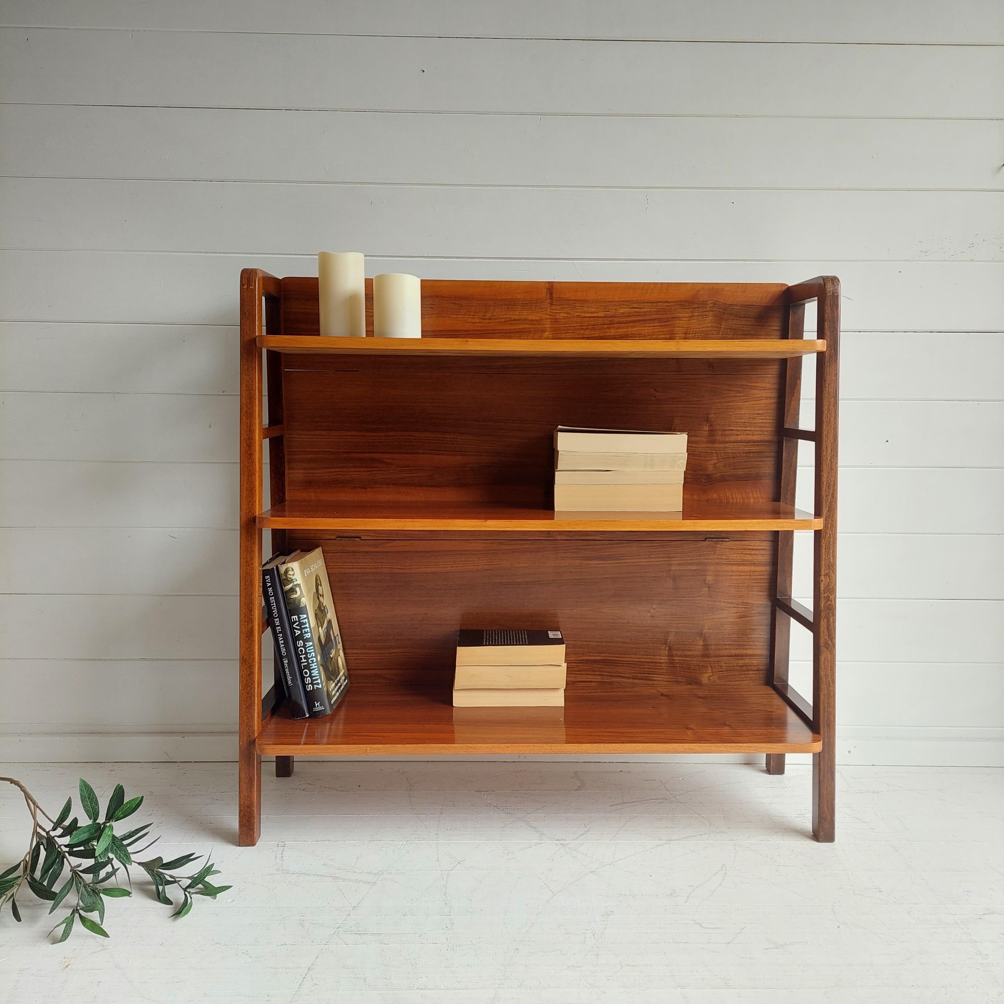 Minimalist wooden bookcase, gorgeous colour.
Dating from the Late Art Deco period eraly Mid century period.
Most ptobably 1950s.
This vintage Mid-Century Modern bookcase is crafted out of walnut wood and has been professionally restored by our
