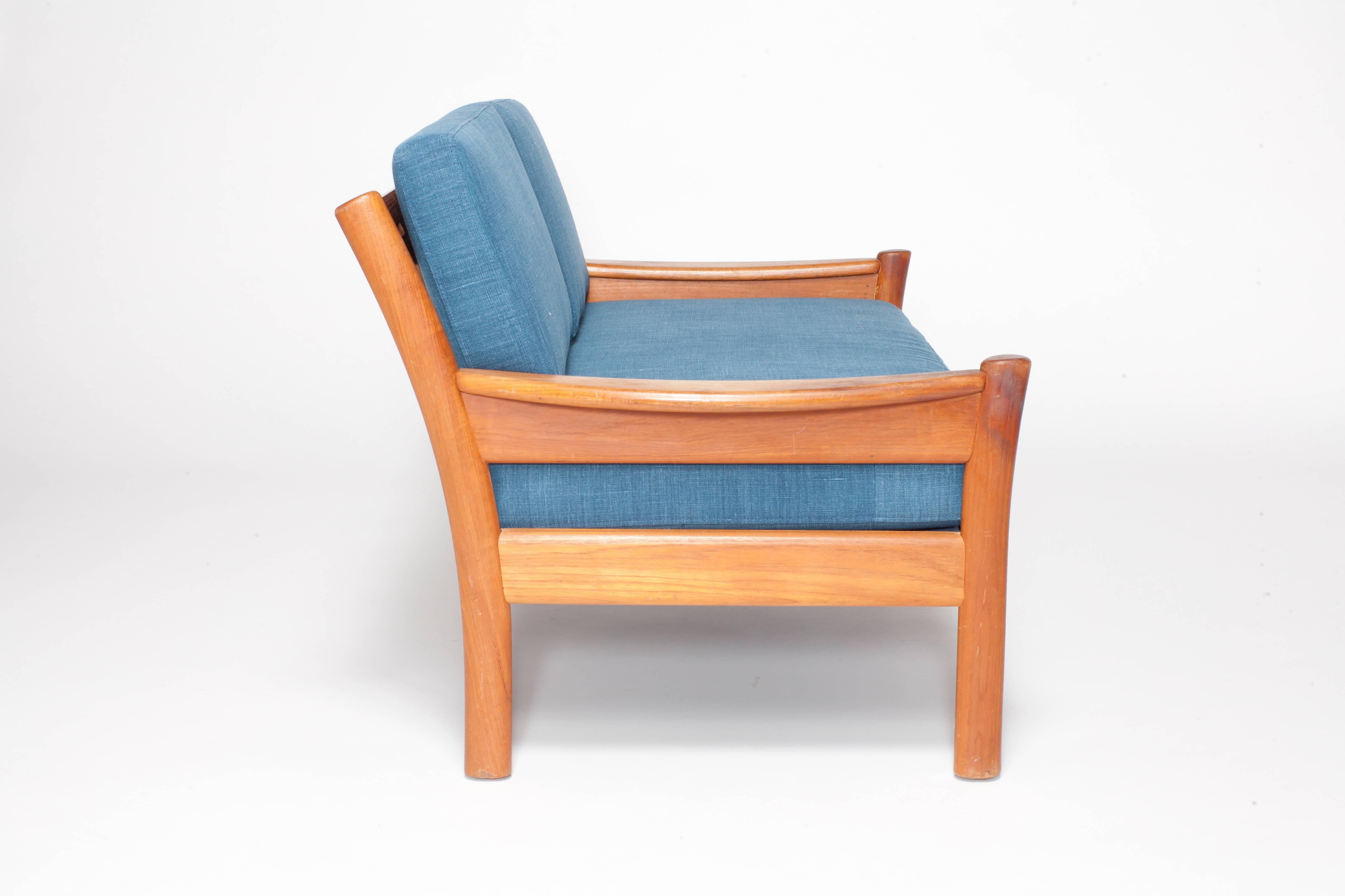 Midcentury Walnut Open Framed Settee Upholstered in Blue Linen In Excellent Condition In Los Angeles, CA