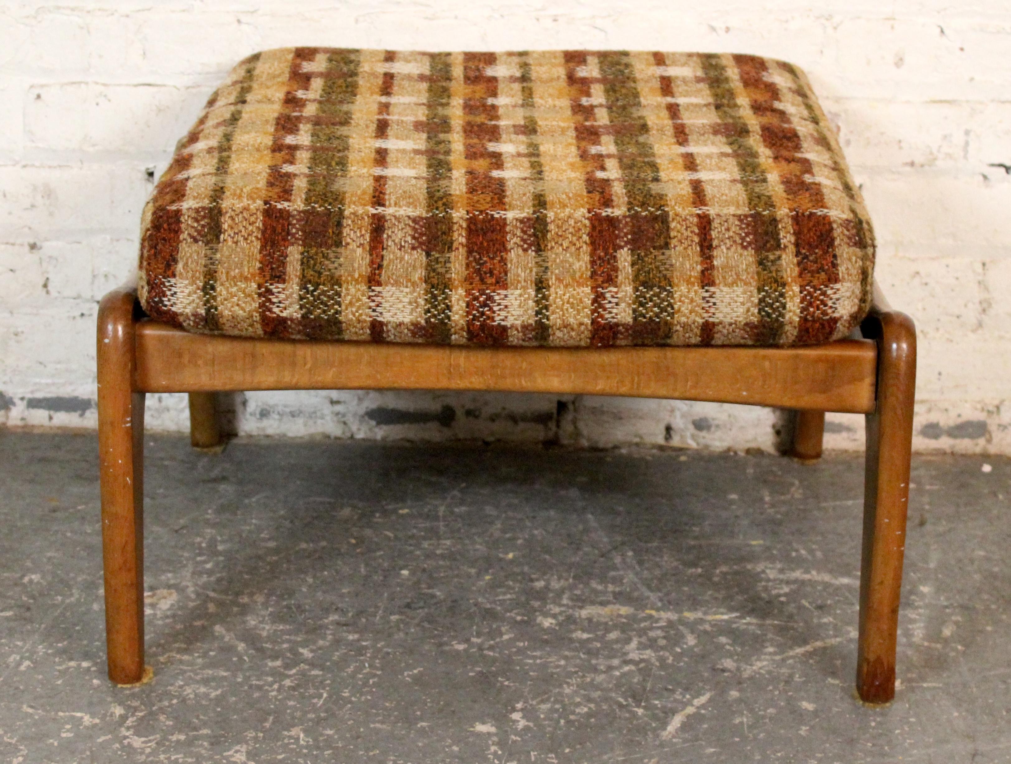 Un ottoman en noyer magnifiquement travaillé, conçu par Adrian Pearsall pour Craft Associates, qui incarne les lignes organiques et le style audacieux du design moderne du milieu du siècle dernier. La base sculpturale en noyer présente des pieds