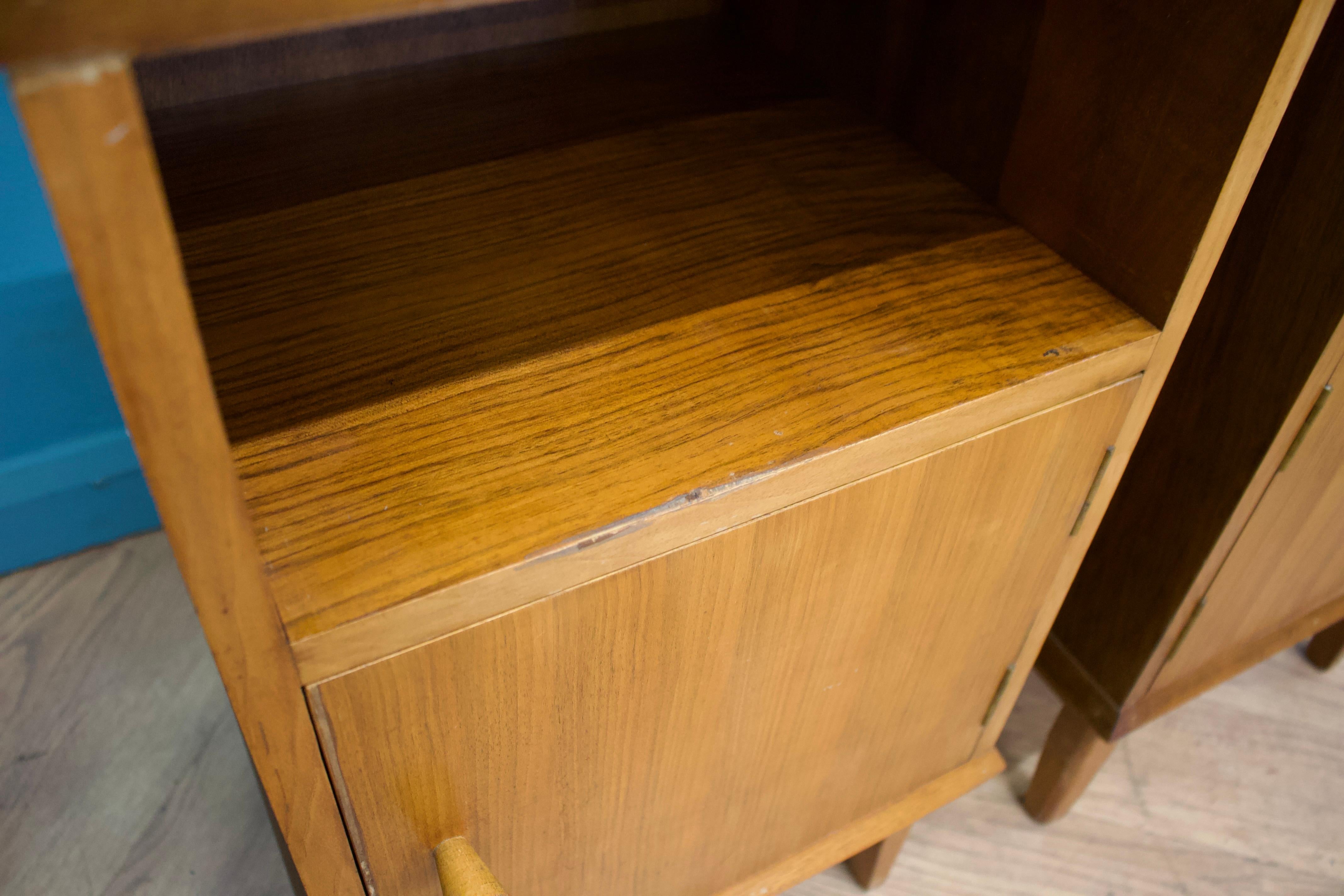 Paire de tables de chevet en noyer du milieu du siècle d'Alfred Cox, années 1950 en vente 2