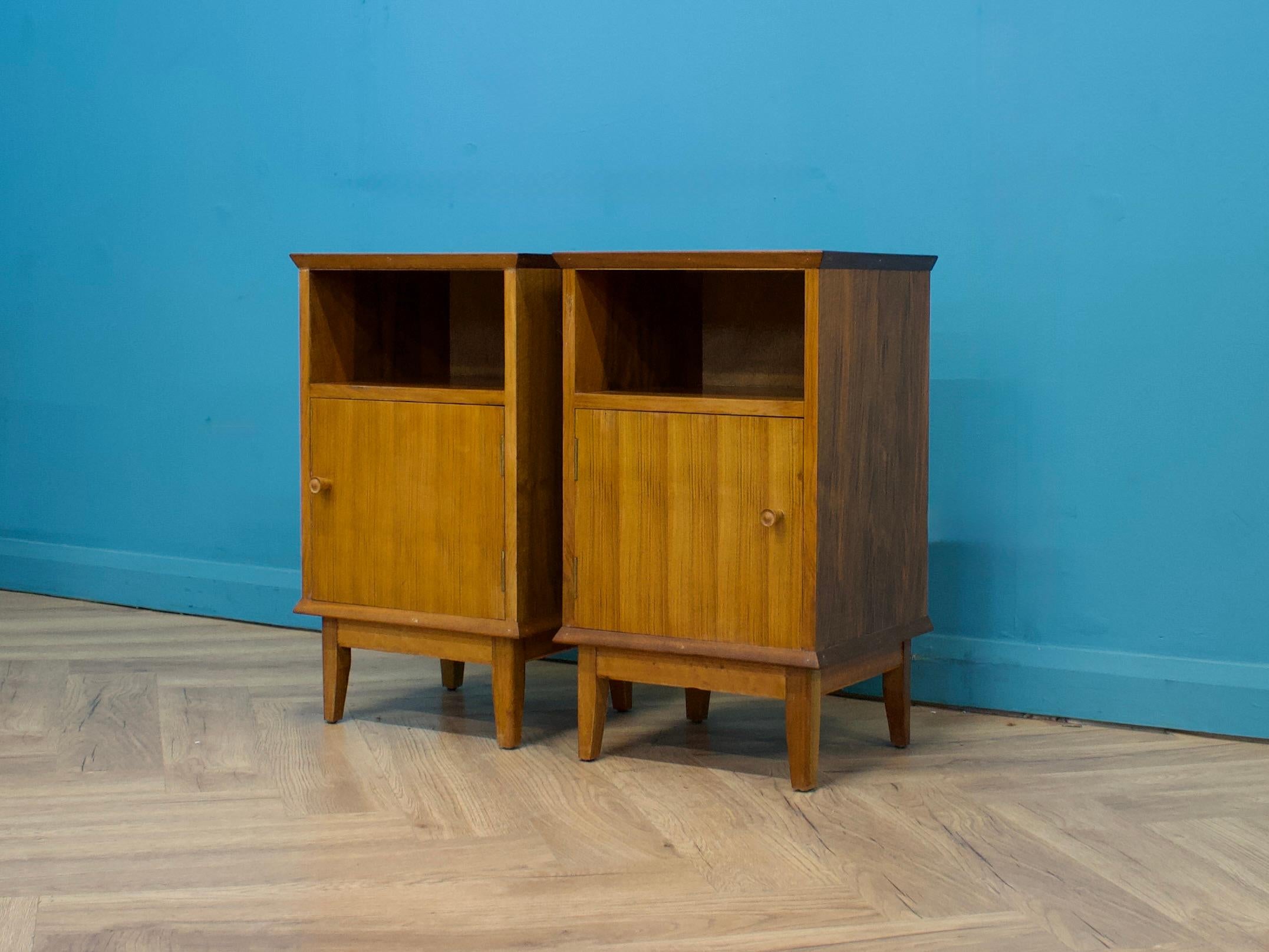 Paire de tables de chevet en noyer d'Alfred COX de très belle qualité.
Vendue par Heal's dans les années 1950.
Tous deux disposent d'une armoire et d'un compartiment




Ils font partie d'un ensemble de chambre à coucher comprenant une commode, une