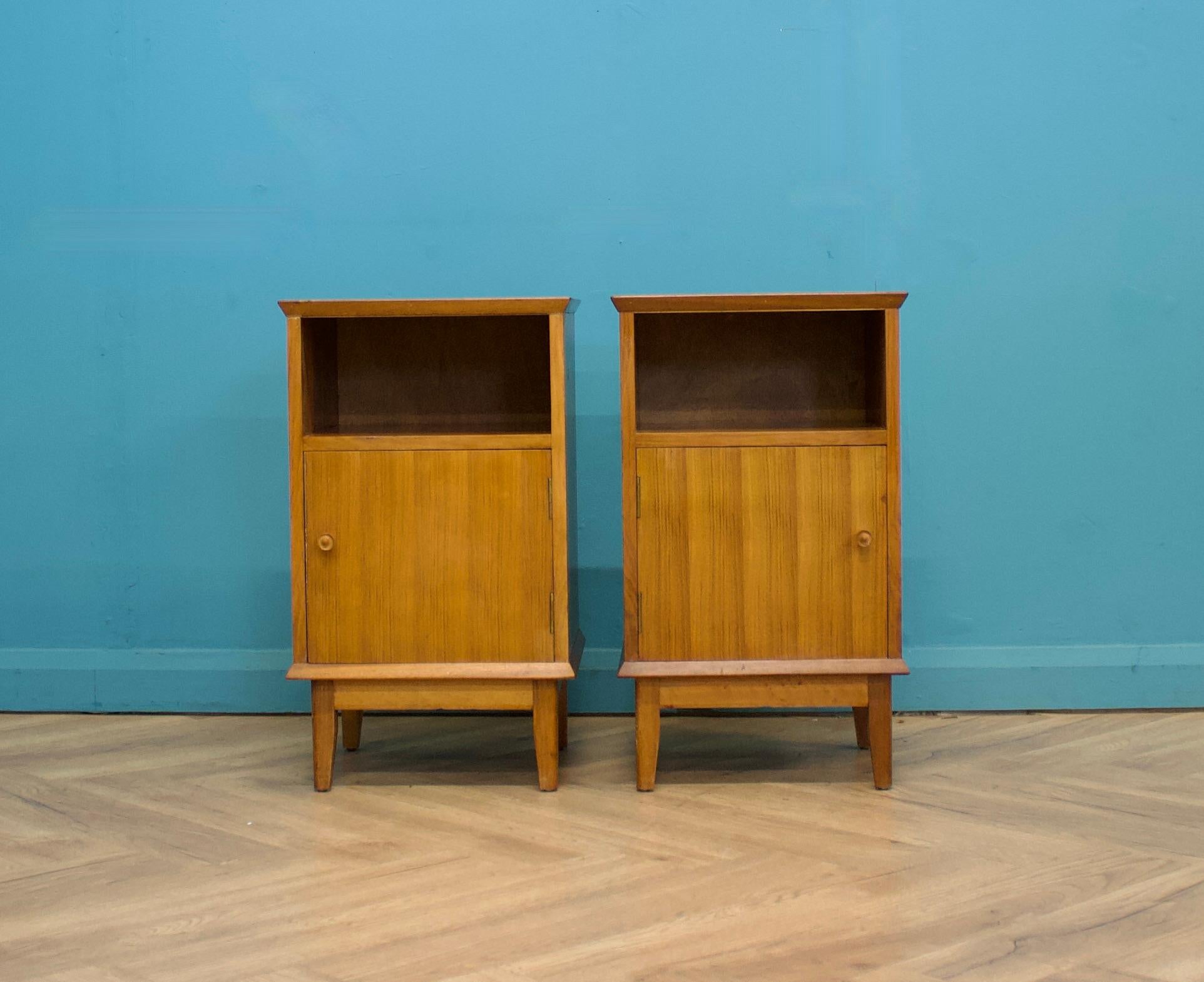 Mid-Century Modern Paire de tables de chevet en noyer du milieu du siècle d'Alfred Cox, années 1950 en vente