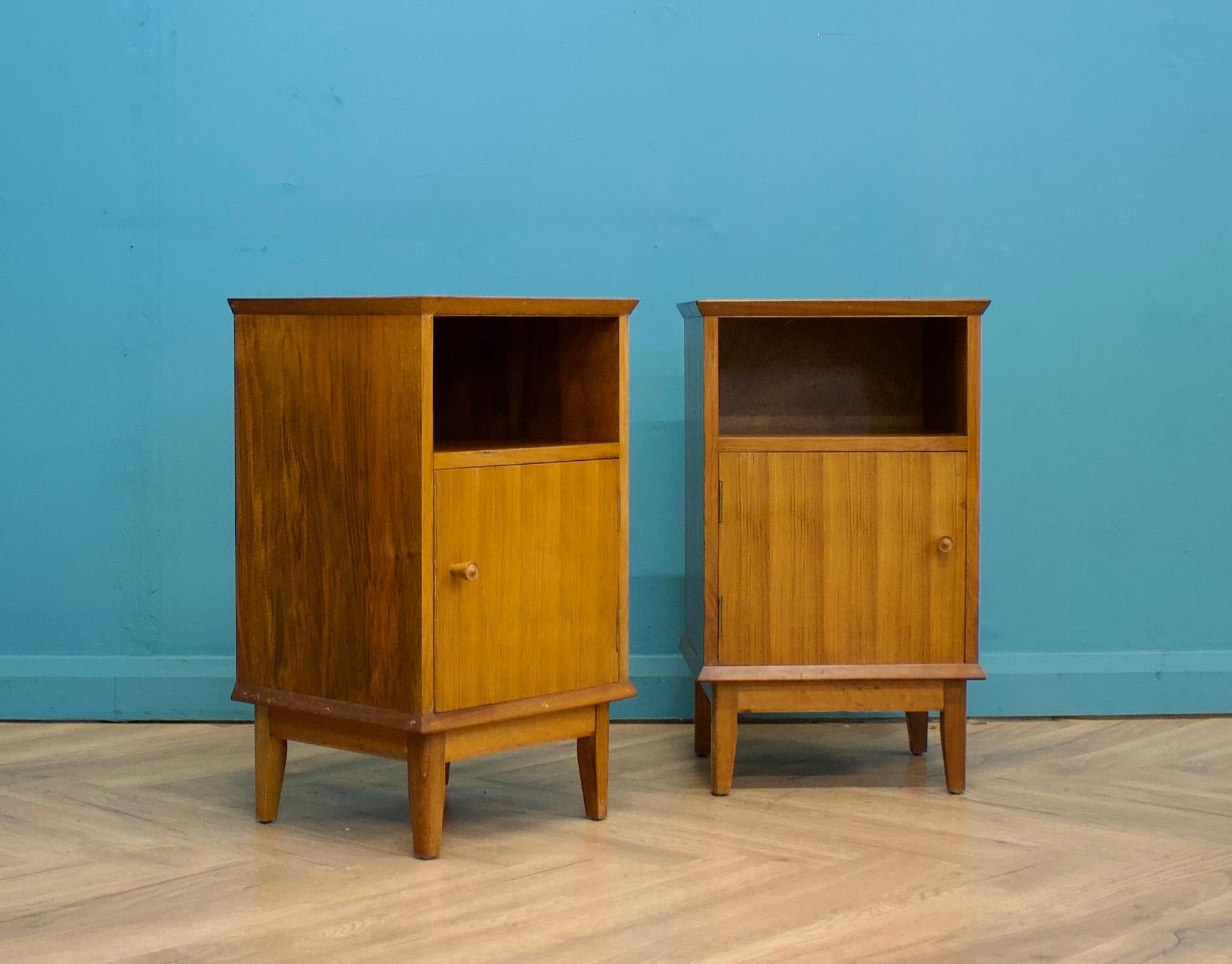 Britannique Paire de tables de chevet en noyer du milieu du siècle d'Alfred Cox, années 1950 en vente