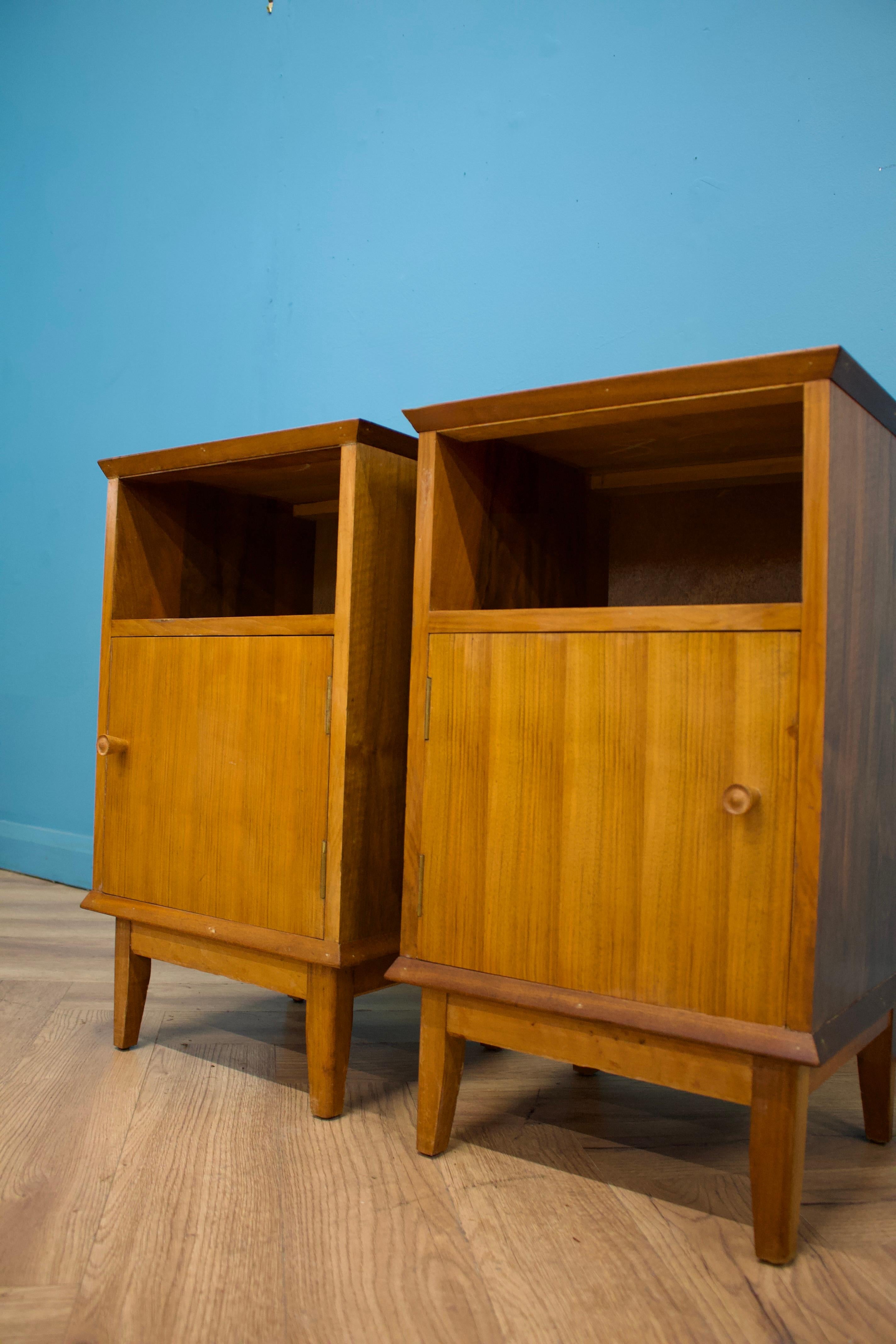 Travail du bois Paire de tables de chevet en noyer du milieu du siècle d'Alfred Cox, années 1950 en vente