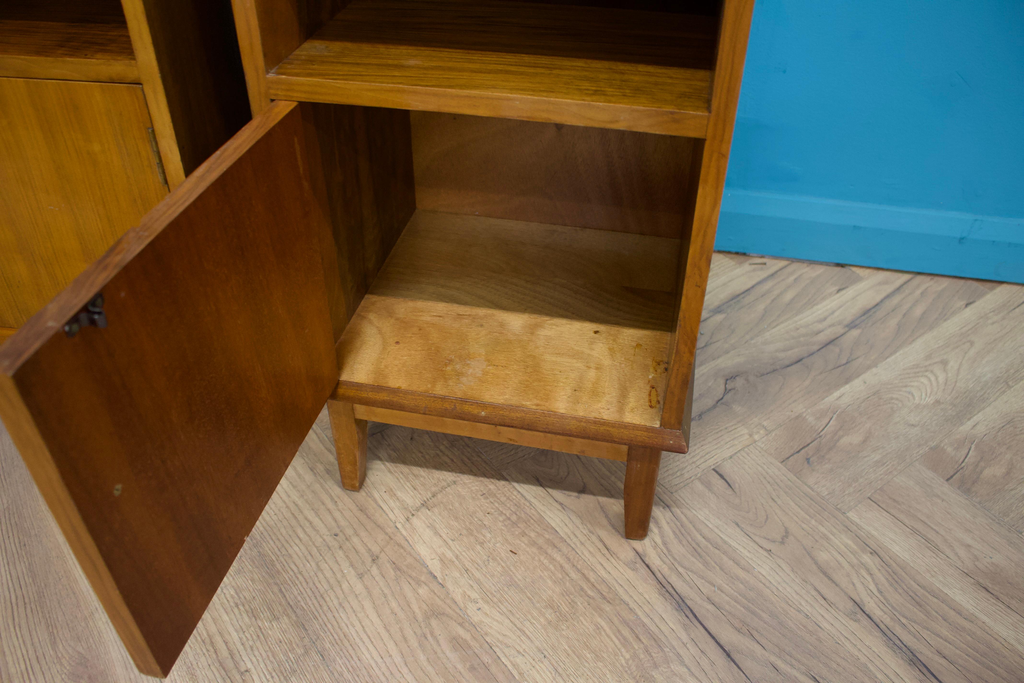 Paire de tables de chevet en noyer du milieu du siècle d'Alfred Cox, années 1950 Bon état - En vente à South Shields, GB