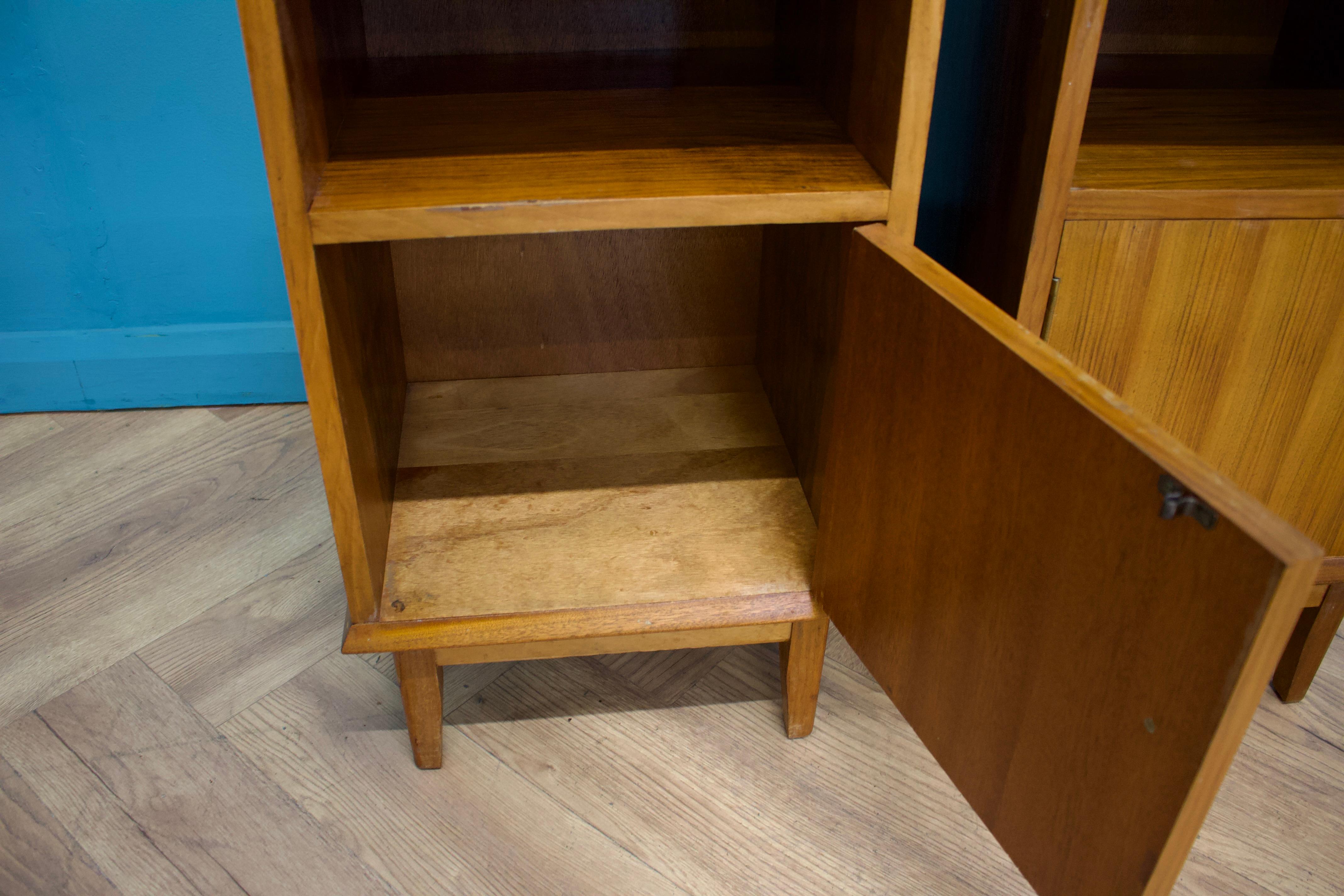 20ième siècle Paire de tables de chevet en noyer du milieu du siècle d'Alfred Cox, années 1950 en vente