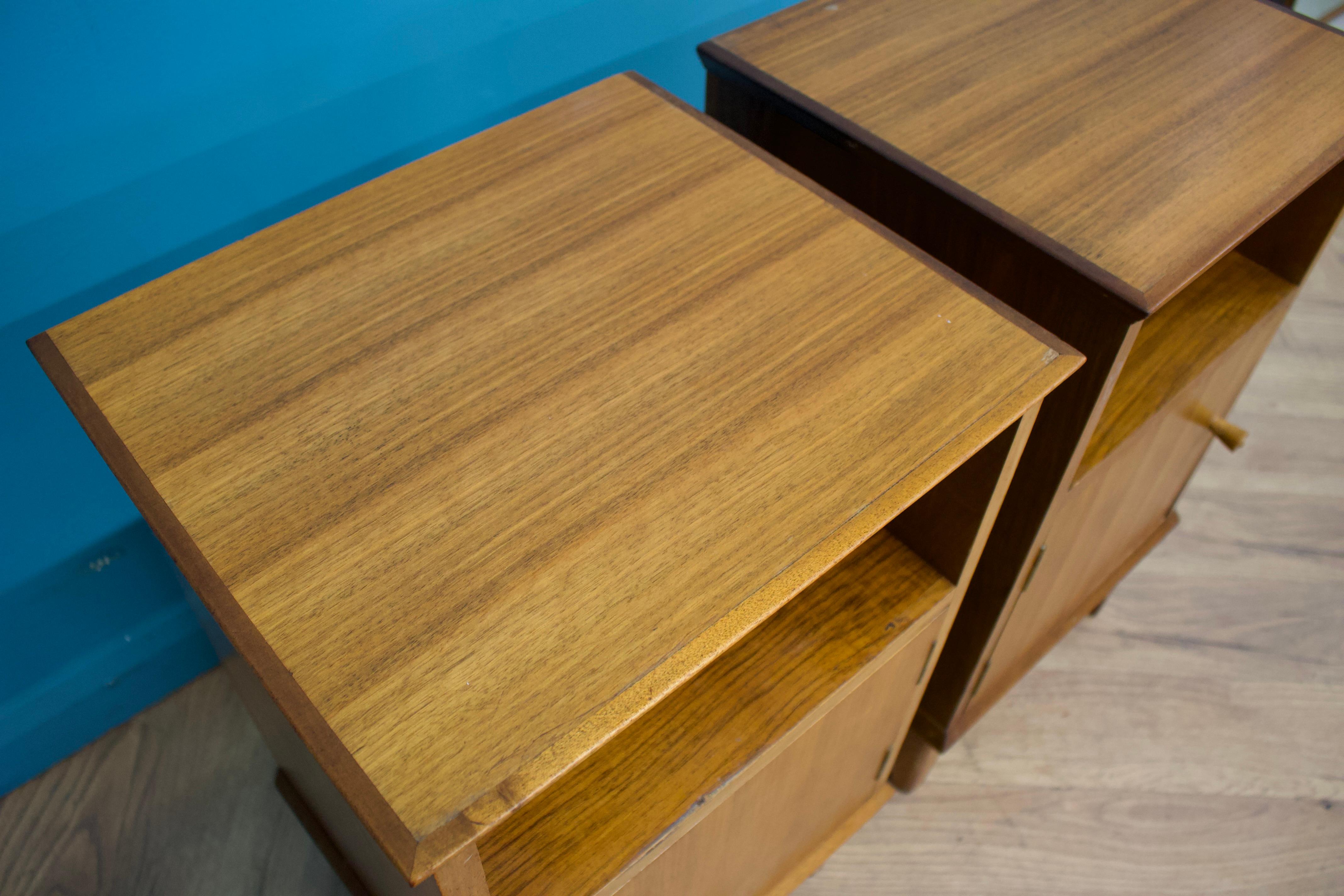Noyer Paire de tables de chevet en noyer du milieu du siècle d'Alfred Cox, années 1950 en vente