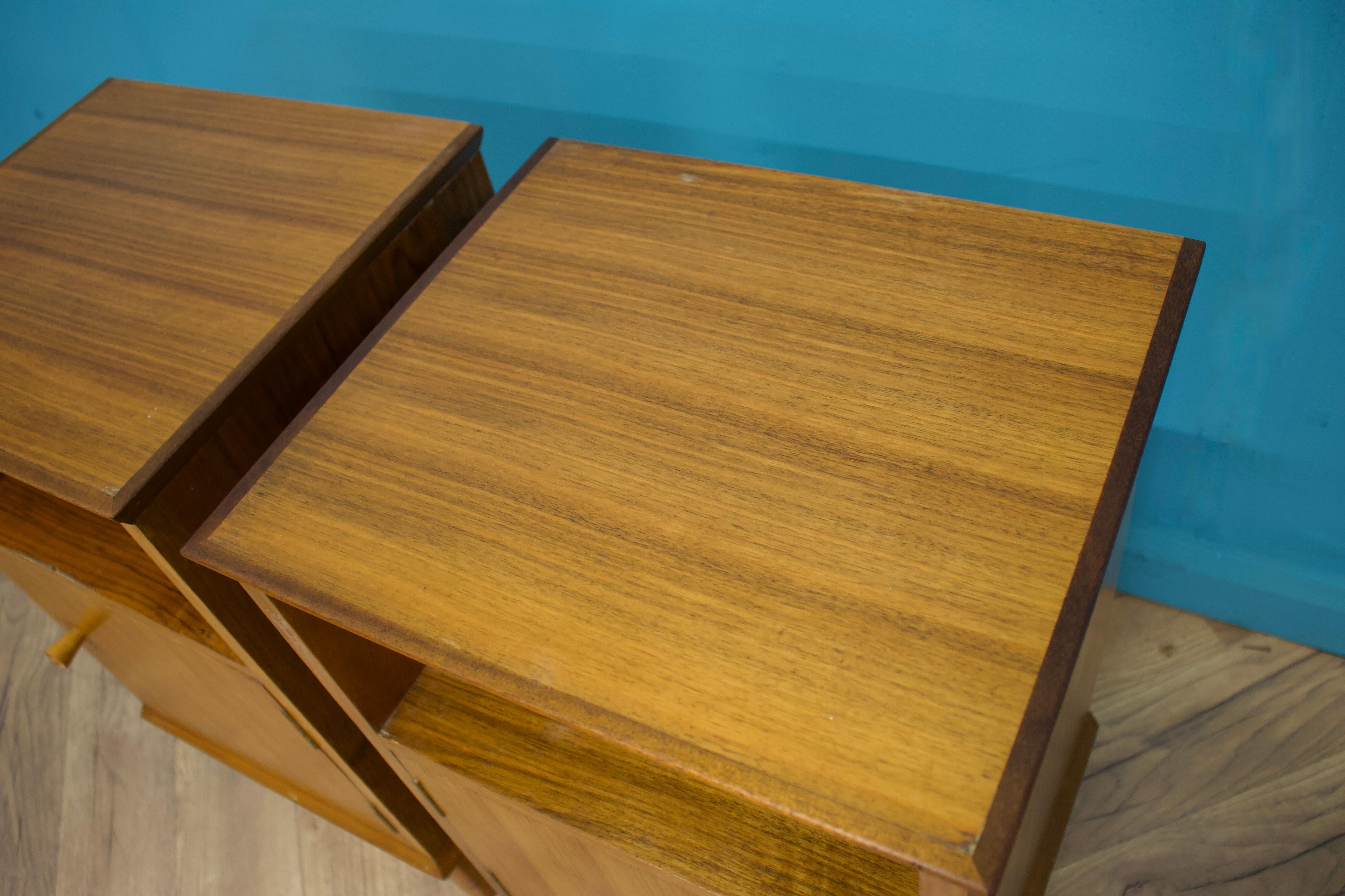 Paire de tables de chevet en noyer du milieu du siècle d'Alfred Cox, années 1950 en vente 1