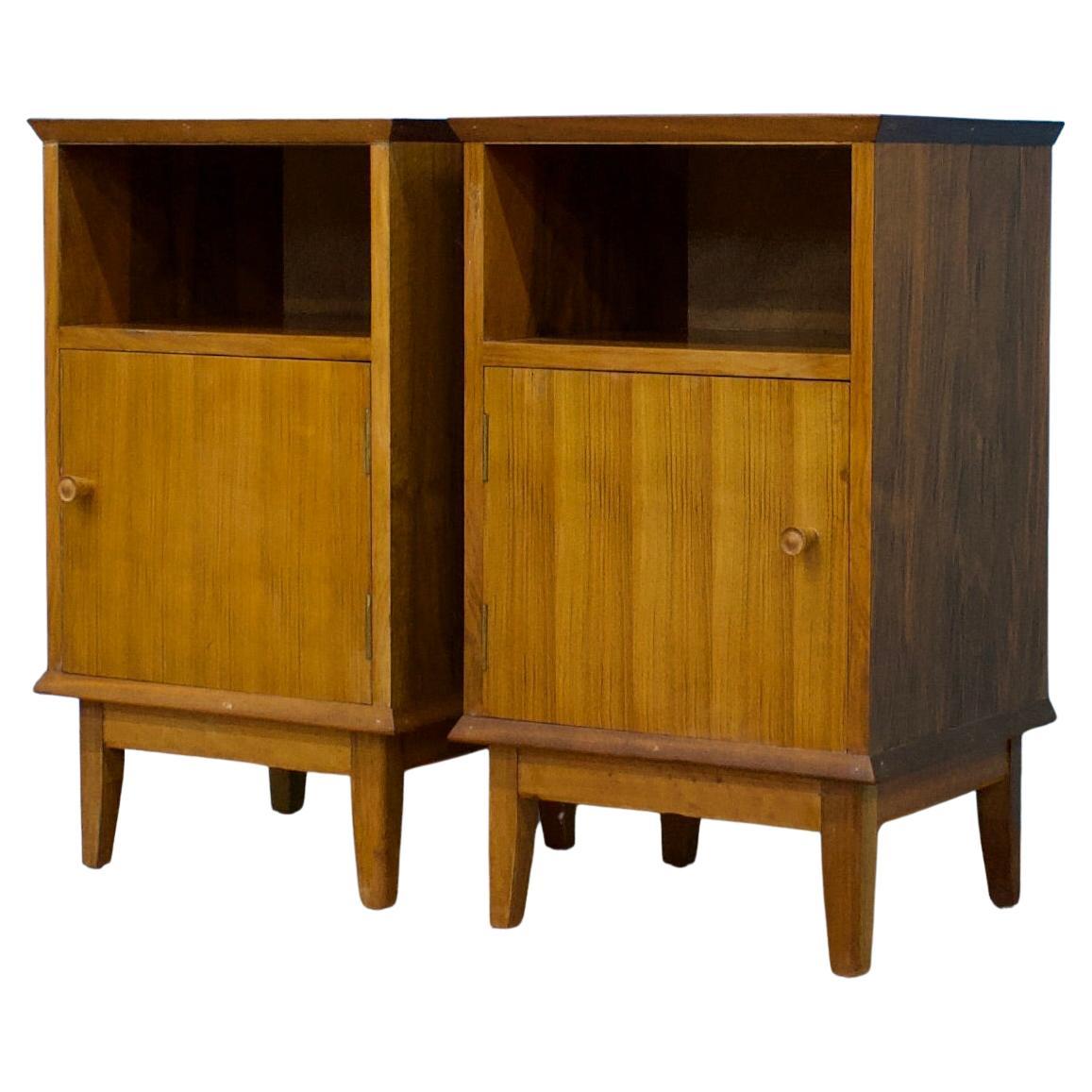 Paire de tables de chevet en noyer du milieu du siècle d'Alfred Cox, années 1950