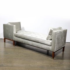 Tete-A-Tete de mediados de siglo en nogal y terciopelo platino, por Edward Wormley para Dunbar