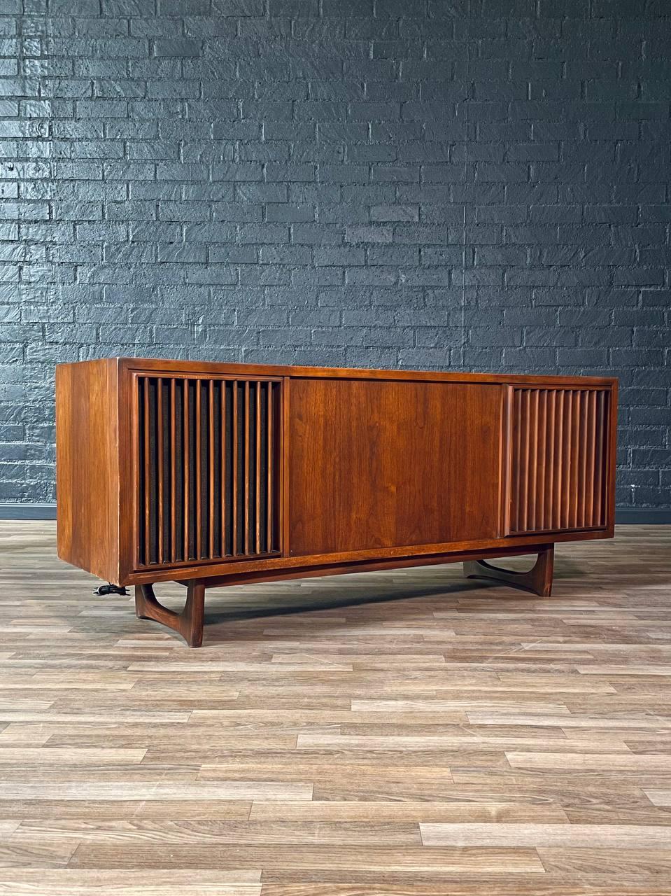 Condition: Original Vintage Condition
Materials: Walnut, Original Components, Needs Servicing 

This Mid-Century RCA Victor Victrola console from the 1960s embodies the sleek, functional elegance of the era with its warm walnut cabinet and