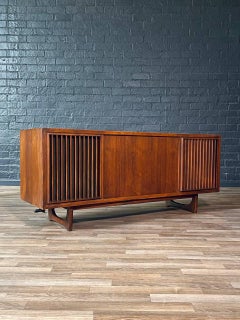 Mid-Century Walnut RCA Victor Victrola Console w/Turntable & Radio