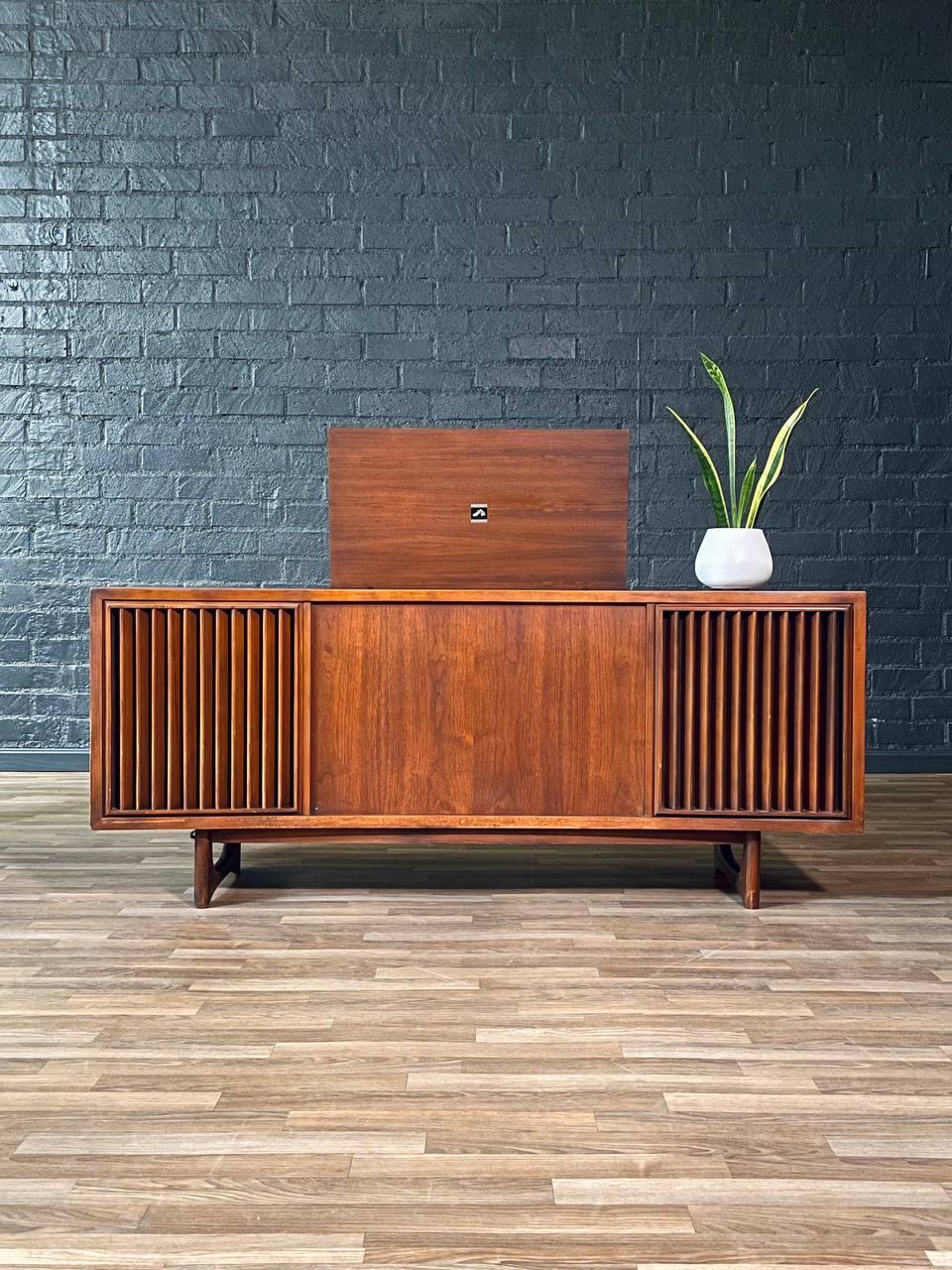 American Mid-Century Walnut RCA Victor Victrola Console w/Turntable & Radio For Sale