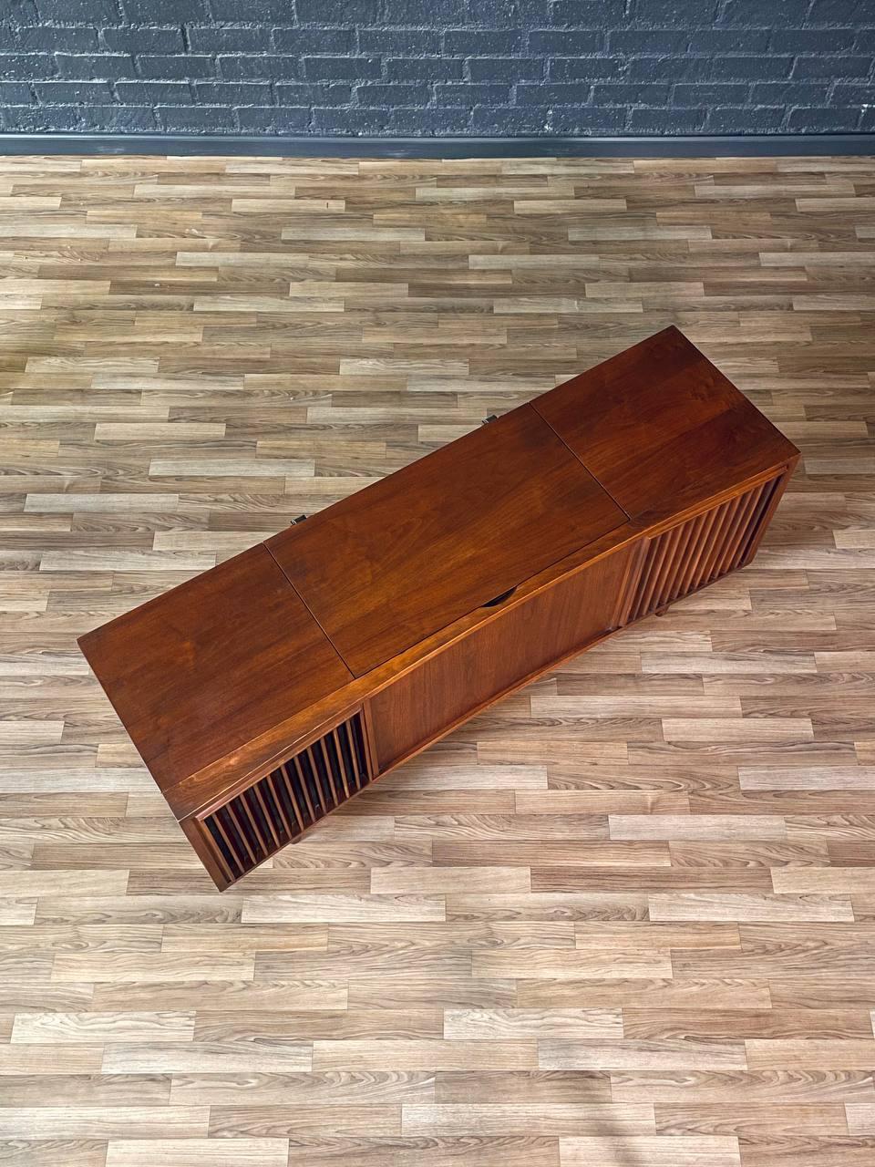 Mid-20th Century Mid-Century Walnut RCA Victor Victrola Console w/Turntable & Radio For Sale