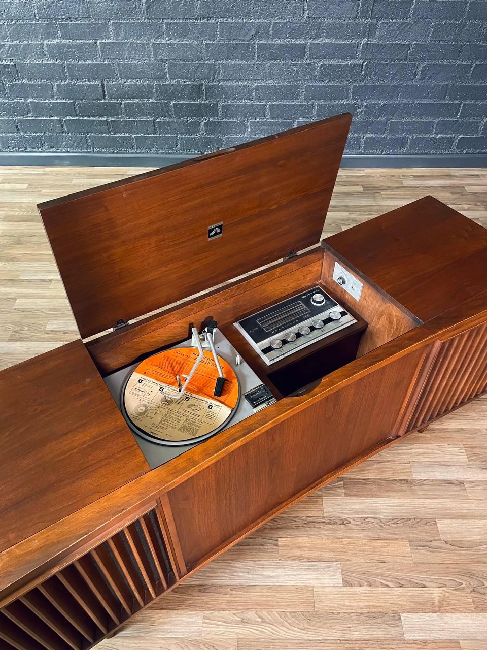 Mid-Century Walnut RCA Victor Victrola Console w/Turntable & Radio For Sale 1