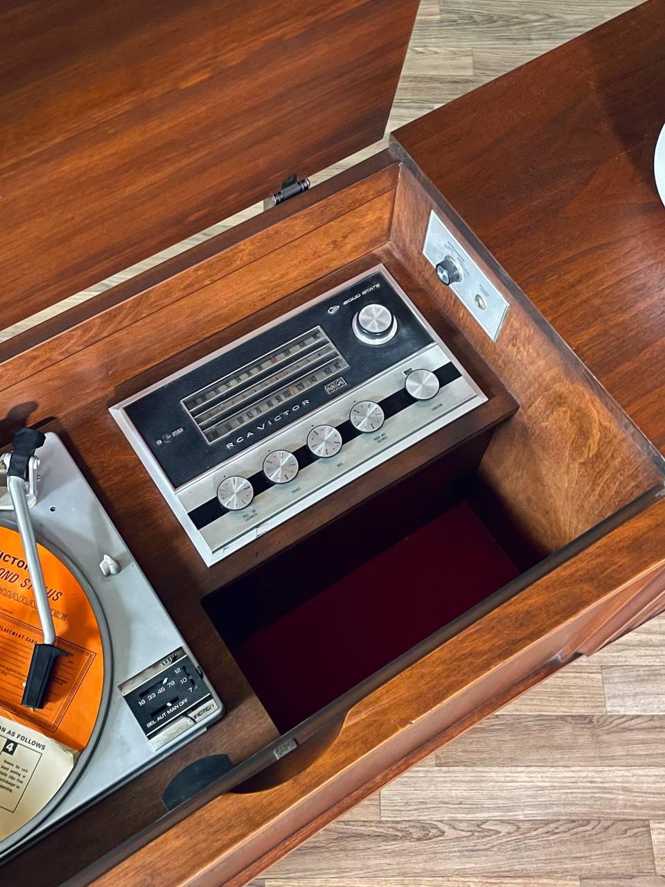 Mid-Century Walnut RCA Victor Victrola Console w/Turntable & Radio For Sale 2