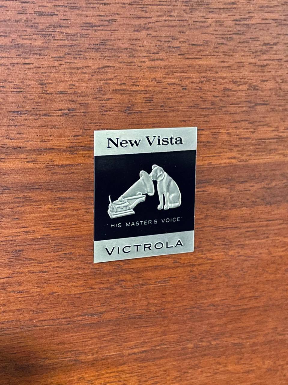 Mid-Century Walnut RCA Victor Victrola Console w/Turntable & Radio For Sale 3