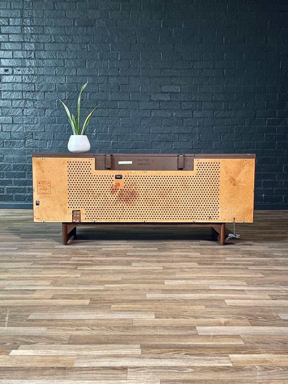 Mid-Century Walnut RCA Victor Victrola Console w/Turntable & Radio For Sale 4