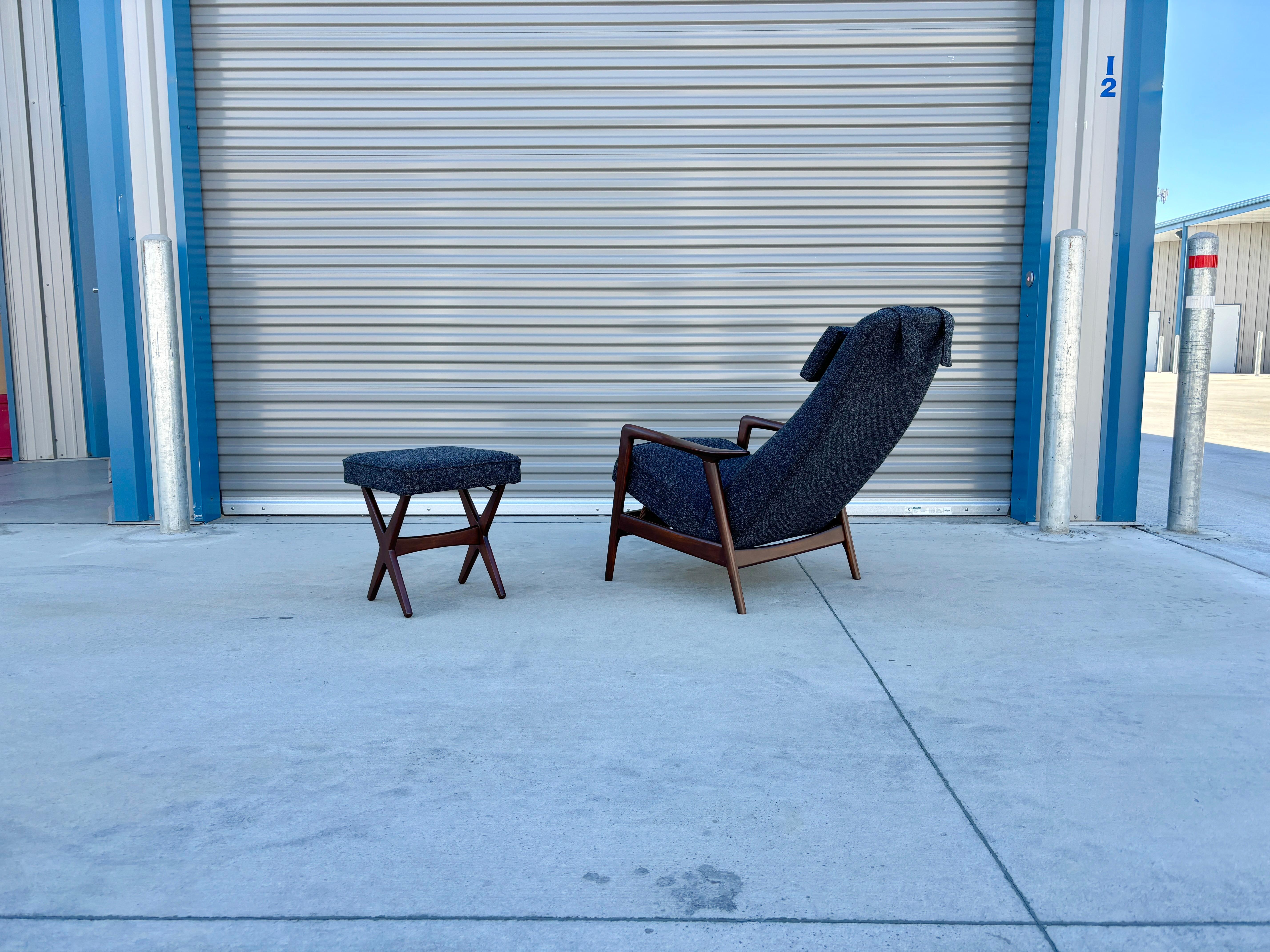 Mid Century Walnut Recliner Lounge Chair & Ottoman by Alf Svensson for Dux In Good Condition For Sale In North Hollywood, CA