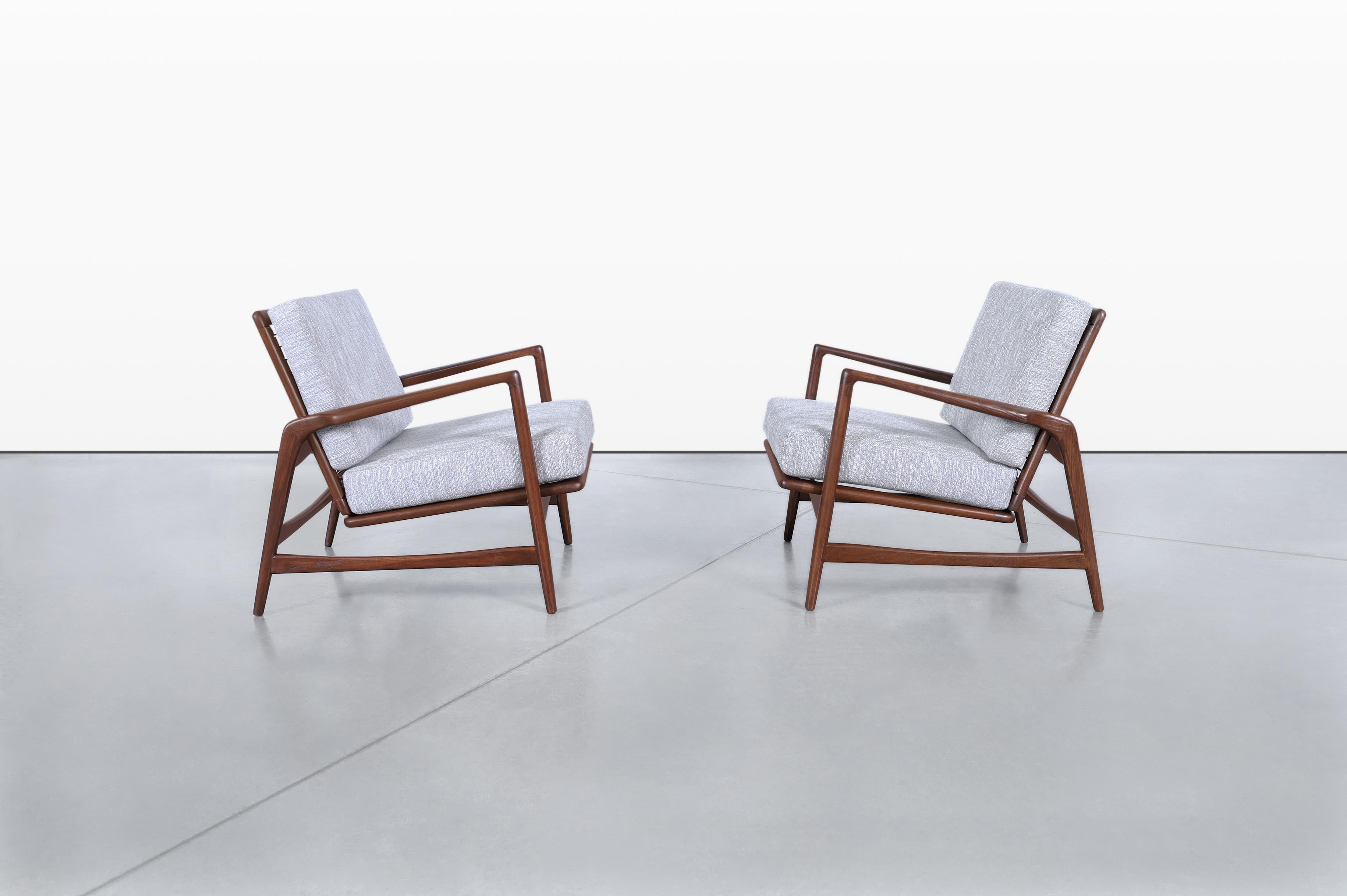 Mid-Century moderno Mid-Century Walnut Reclining Lounge Chairs by Ib Kofod Larsen for Selig in vendita