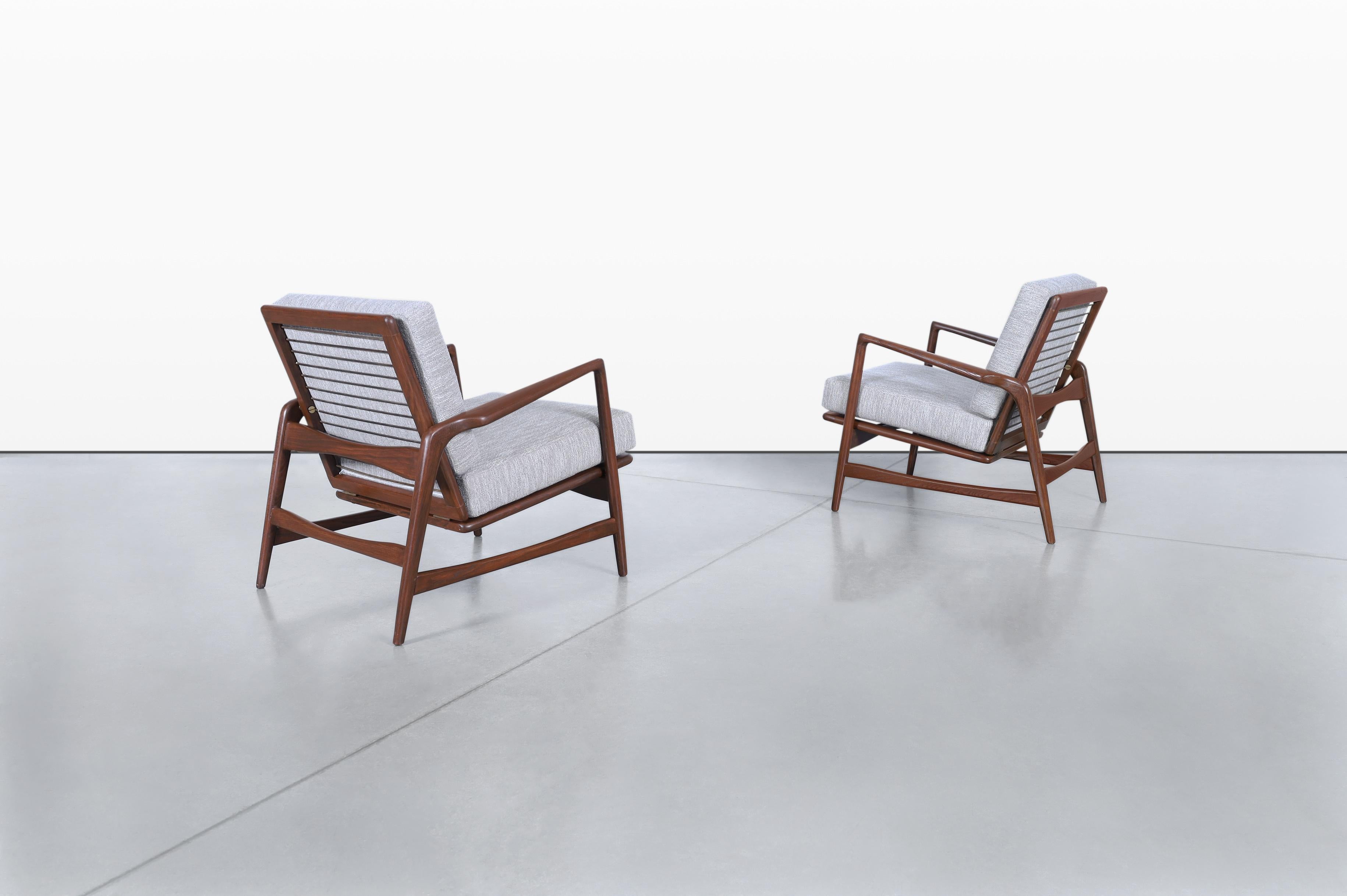 Mid-Century Walnut Reclining Lounge Chairs by Ib Kofod Larsen for Selig In condizioni ottime in vendita a North Hollywood, CA