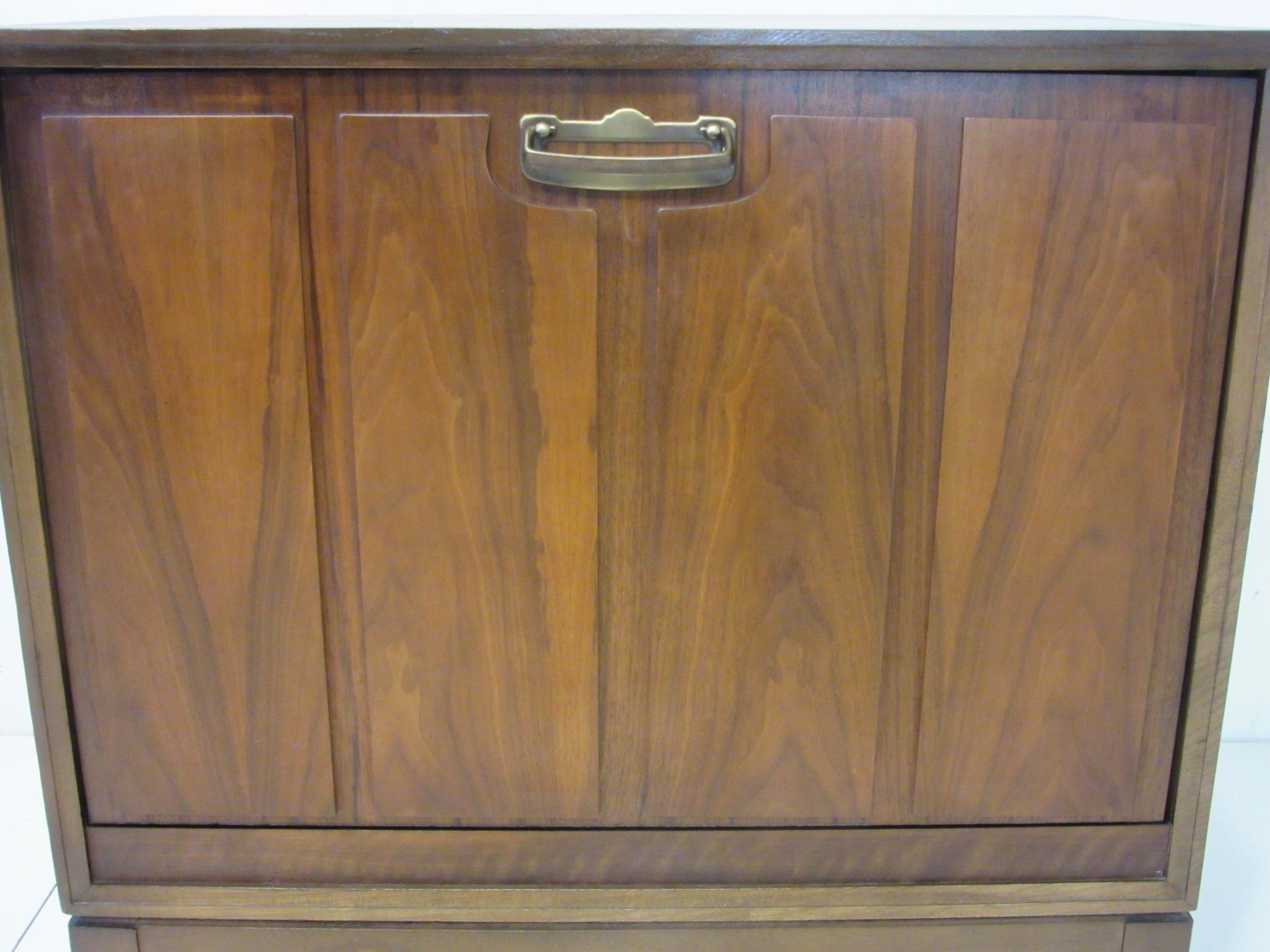 Midcentury Walnut Record Cabinet by Lane Altavista 1 In Good Condition In Cincinnati, OH