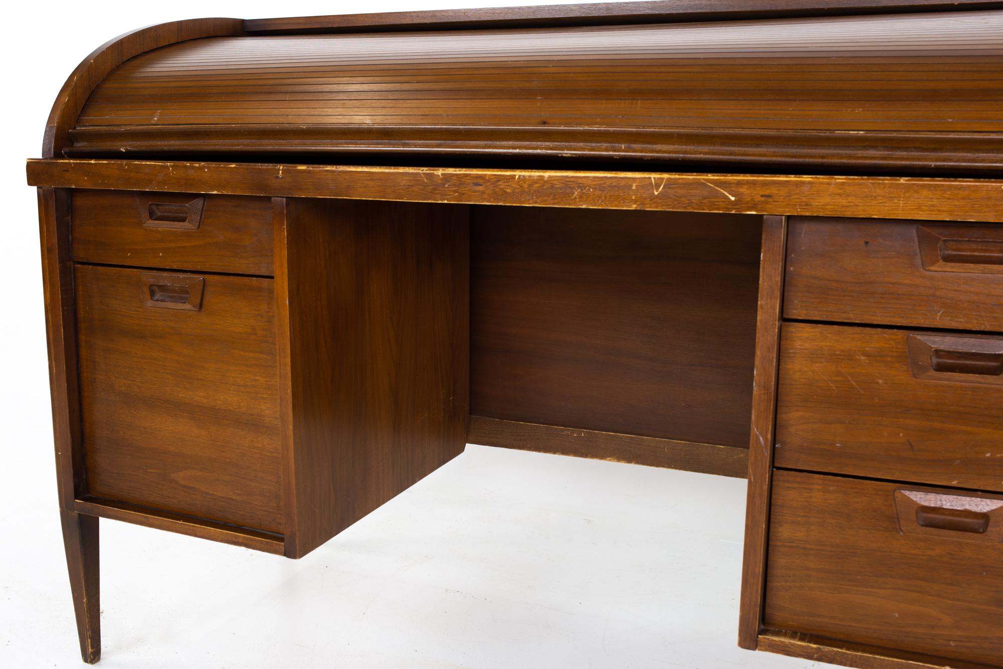 Mid Century Walnut Roll Top Desk In Good Condition In Countryside, IL