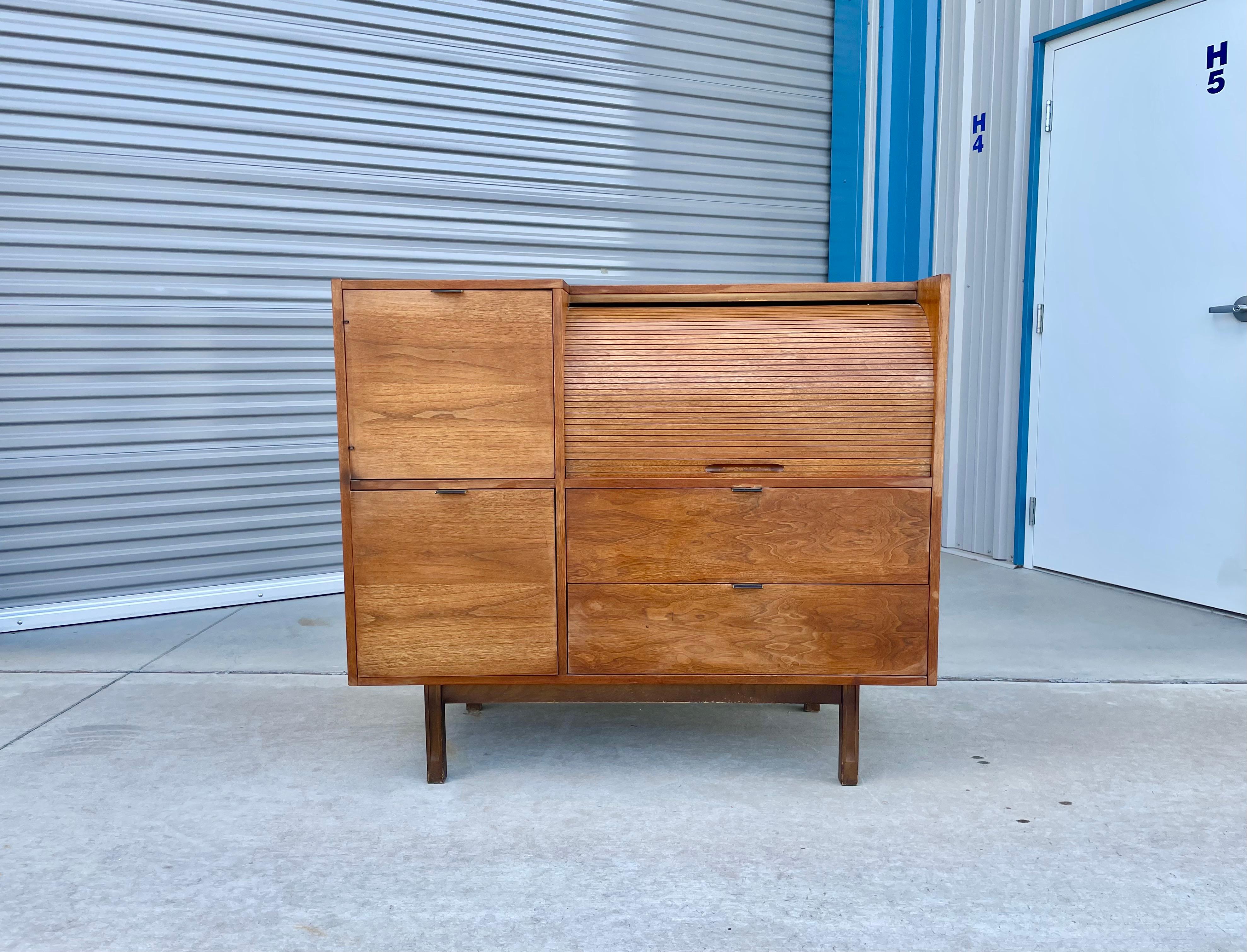 Mid-century walnut roll top desk designed and manufactured by Hooker furniture in the united states circa 1960s. This beautiful roll-top desk was designed for their 