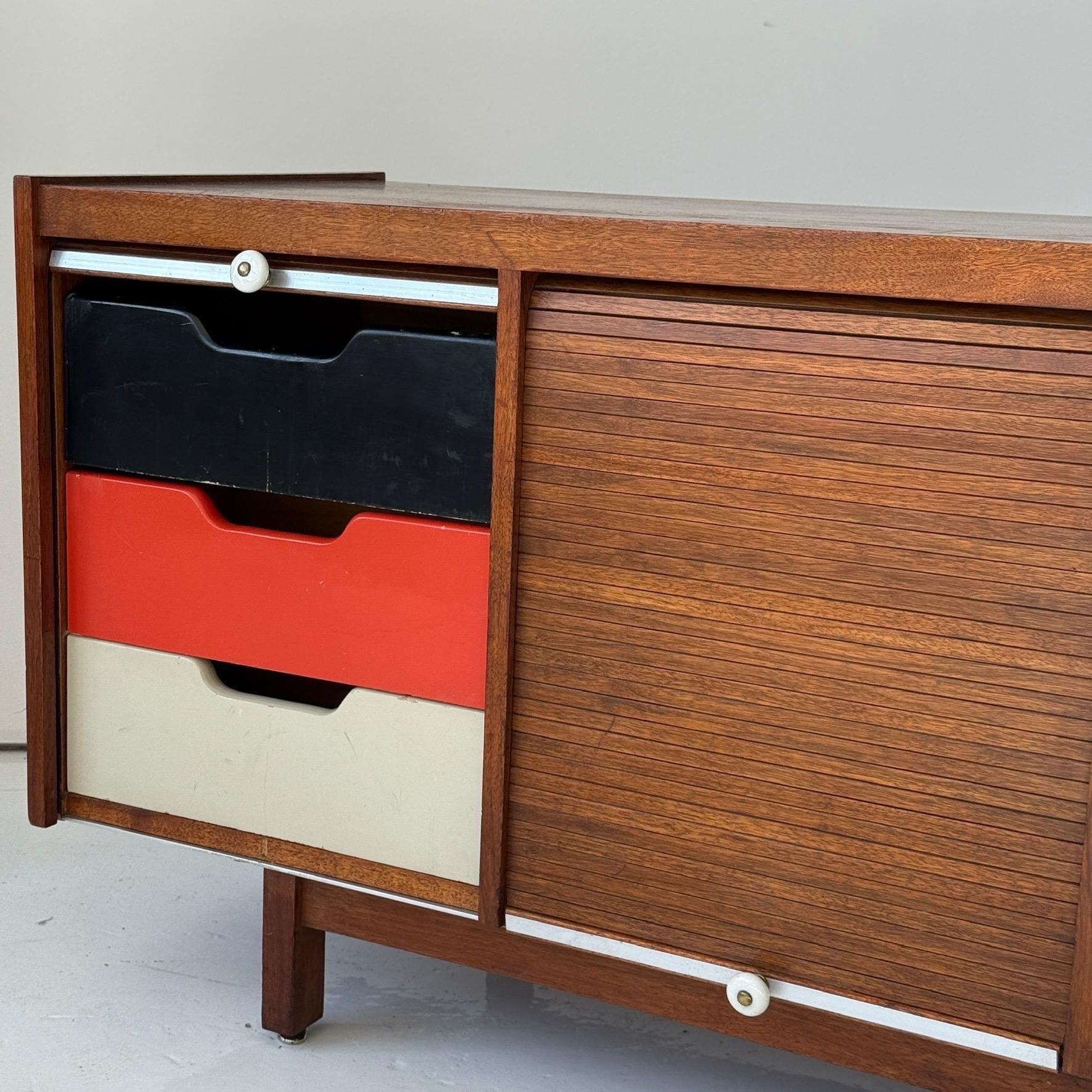 Mid-Century Modern Crédence en noyer du milieu du siècle Up&Up en vente