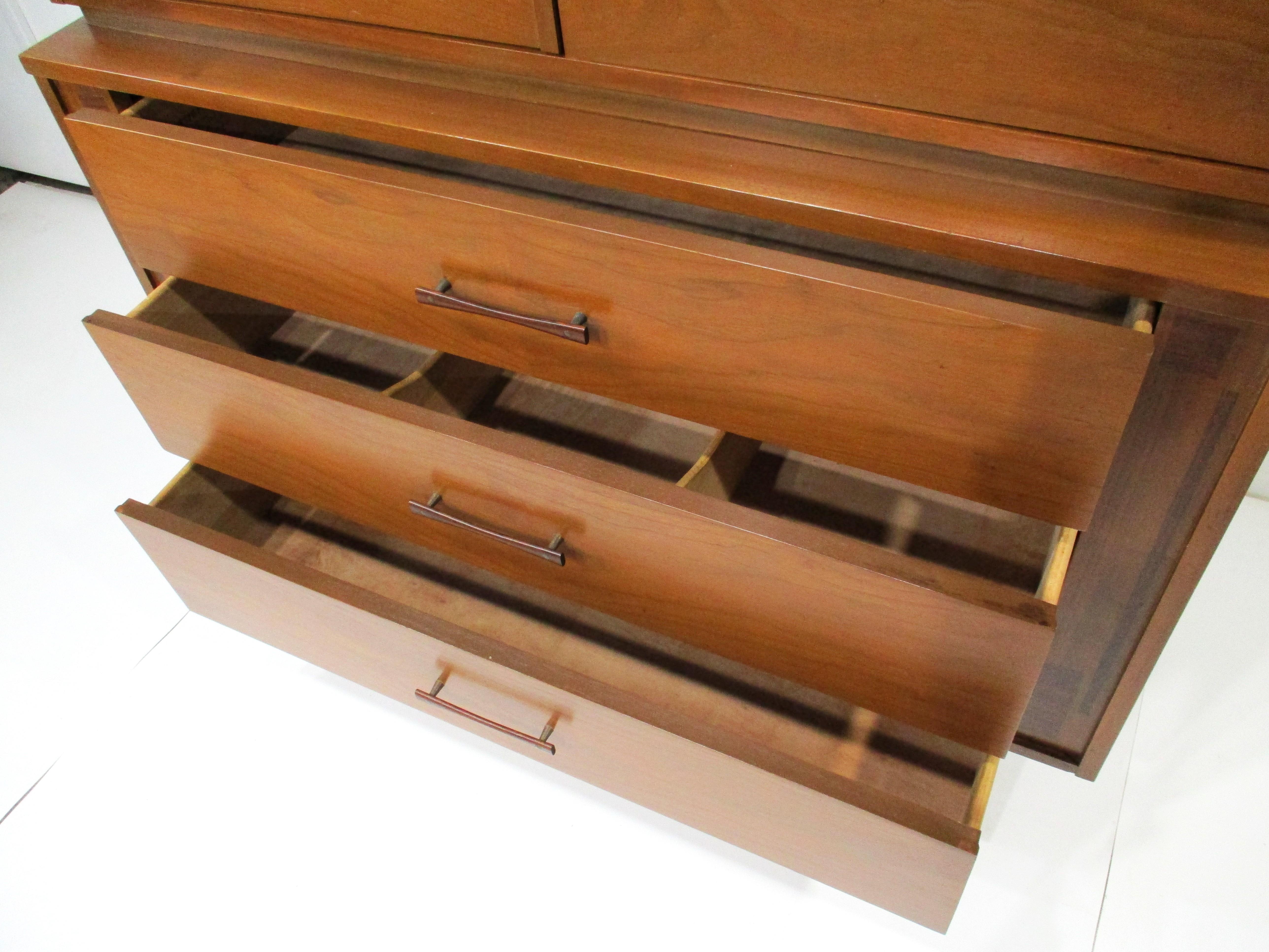 Cómoda Highboy de madera de palisandro y nogal de mediados de siglo by Kroehler en venta 3