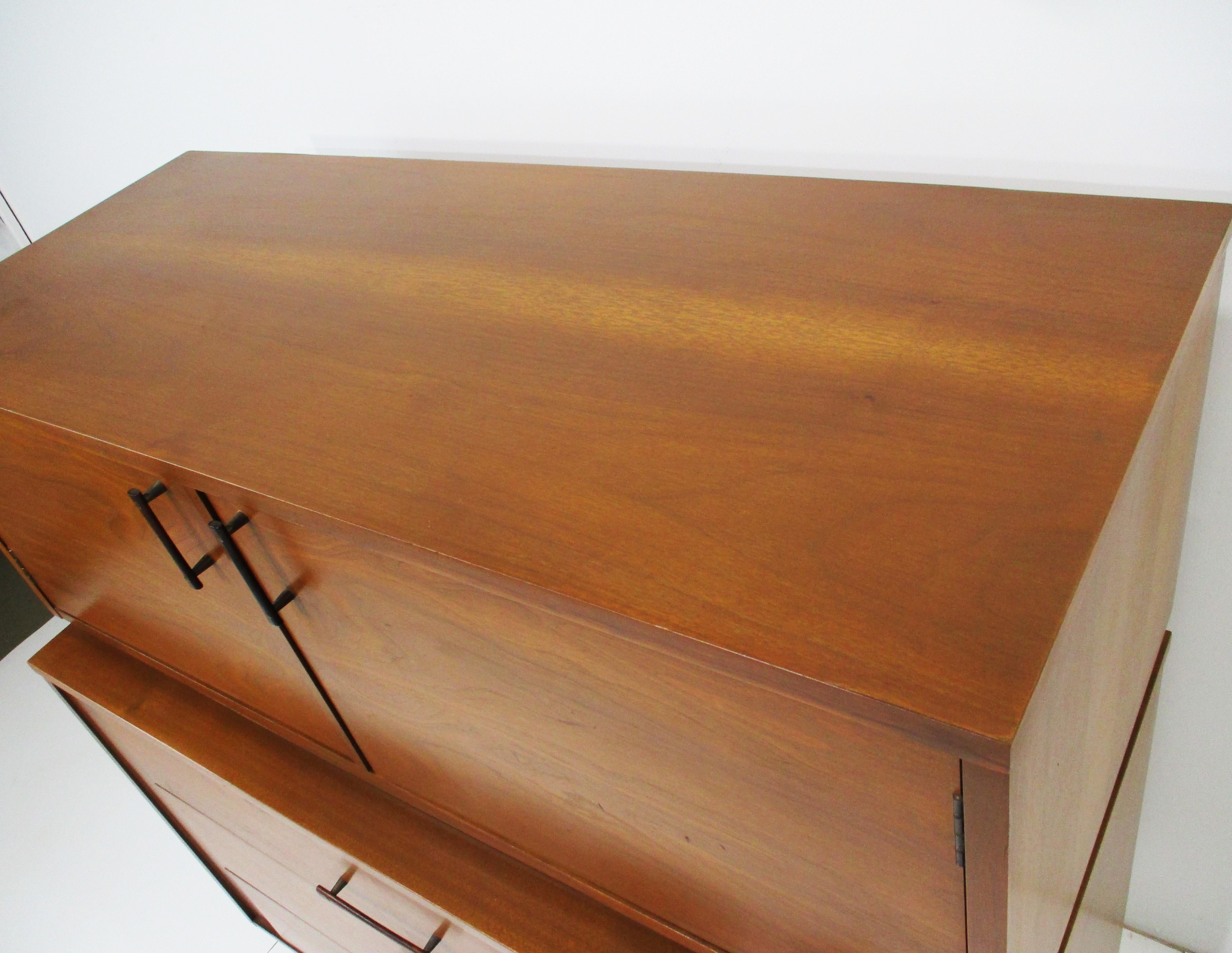 Cómoda Highboy de madera de palisandro y nogal de mediados de siglo by Kroehler en venta 4