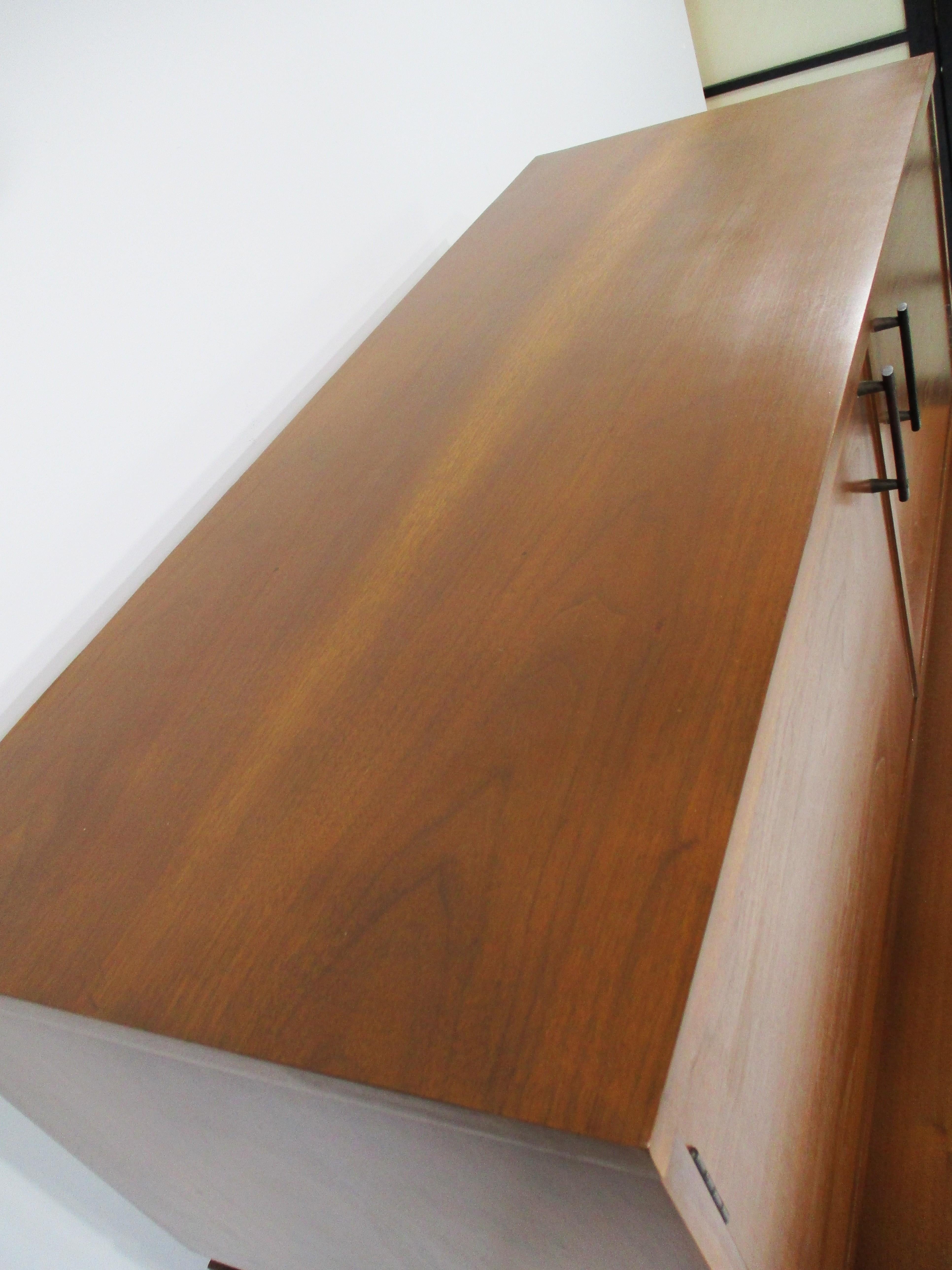 Cómoda Highboy de madera de palisandro y nogal de mediados de siglo by Kroehler en venta 5