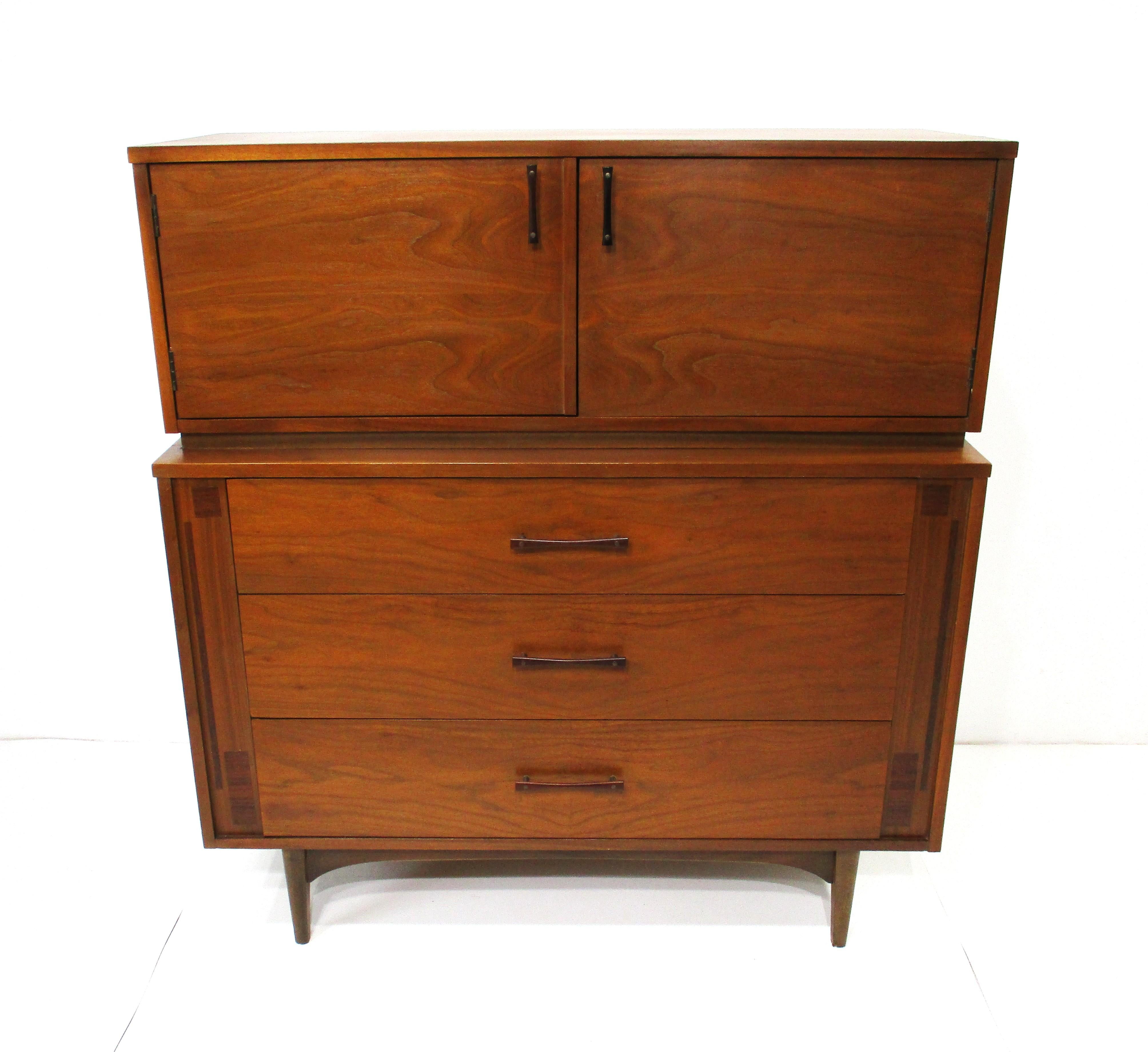 Cómoda Highboy de madera de palisandro y nogal de mediados de siglo by Kroehler en venta 6