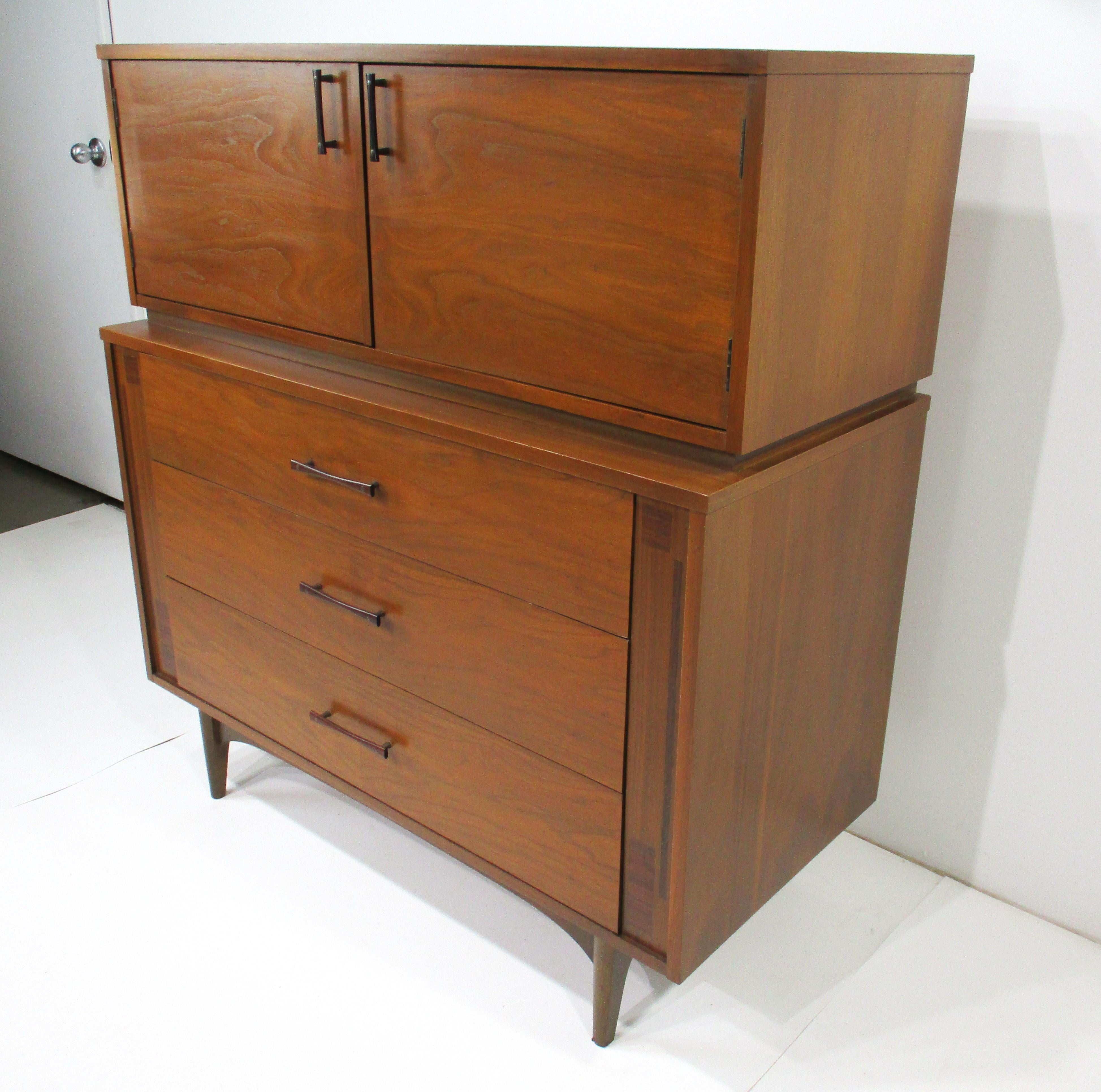 Cómoda Highboy de madera de palisandro y nogal de mediados de siglo by Kroehler Moderno de mediados de siglo en venta