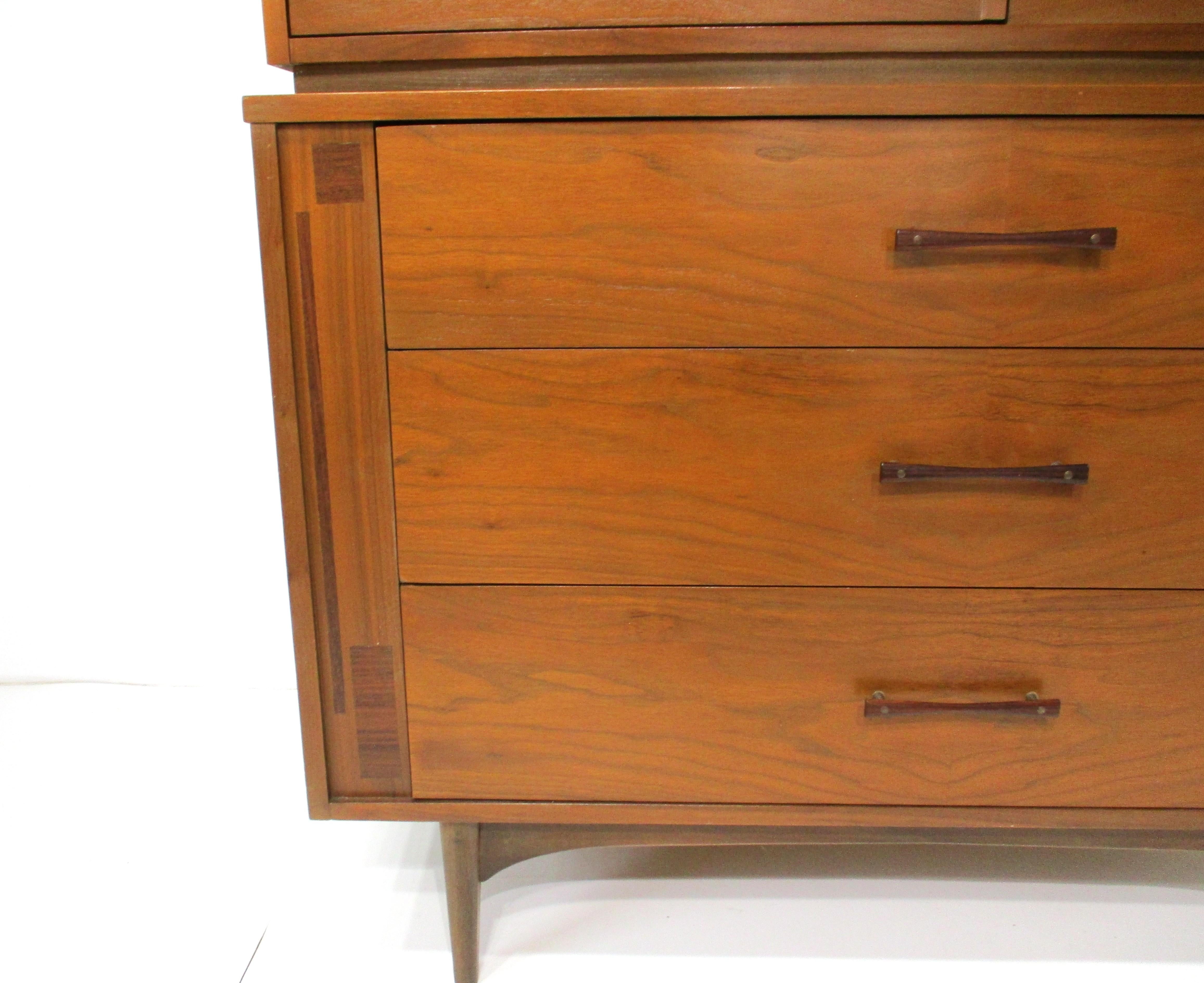 Cómoda Highboy de madera de palisandro y nogal de mediados de siglo by Kroehler Estadounidense en venta