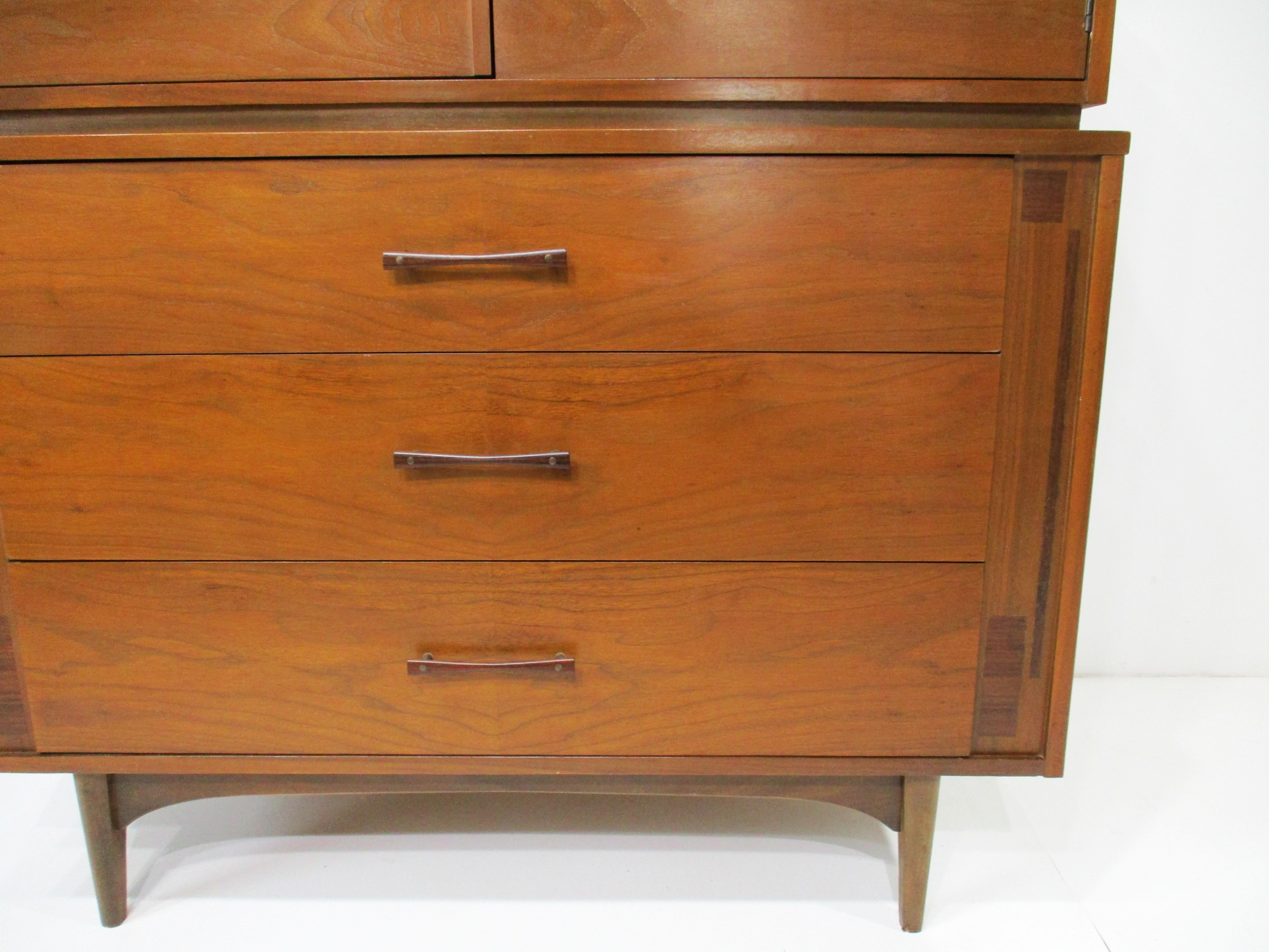 Cómoda Highboy de madera de palisandro y nogal de mediados de siglo by Kroehler en Bueno estado para la venta en Cincinnati, OH