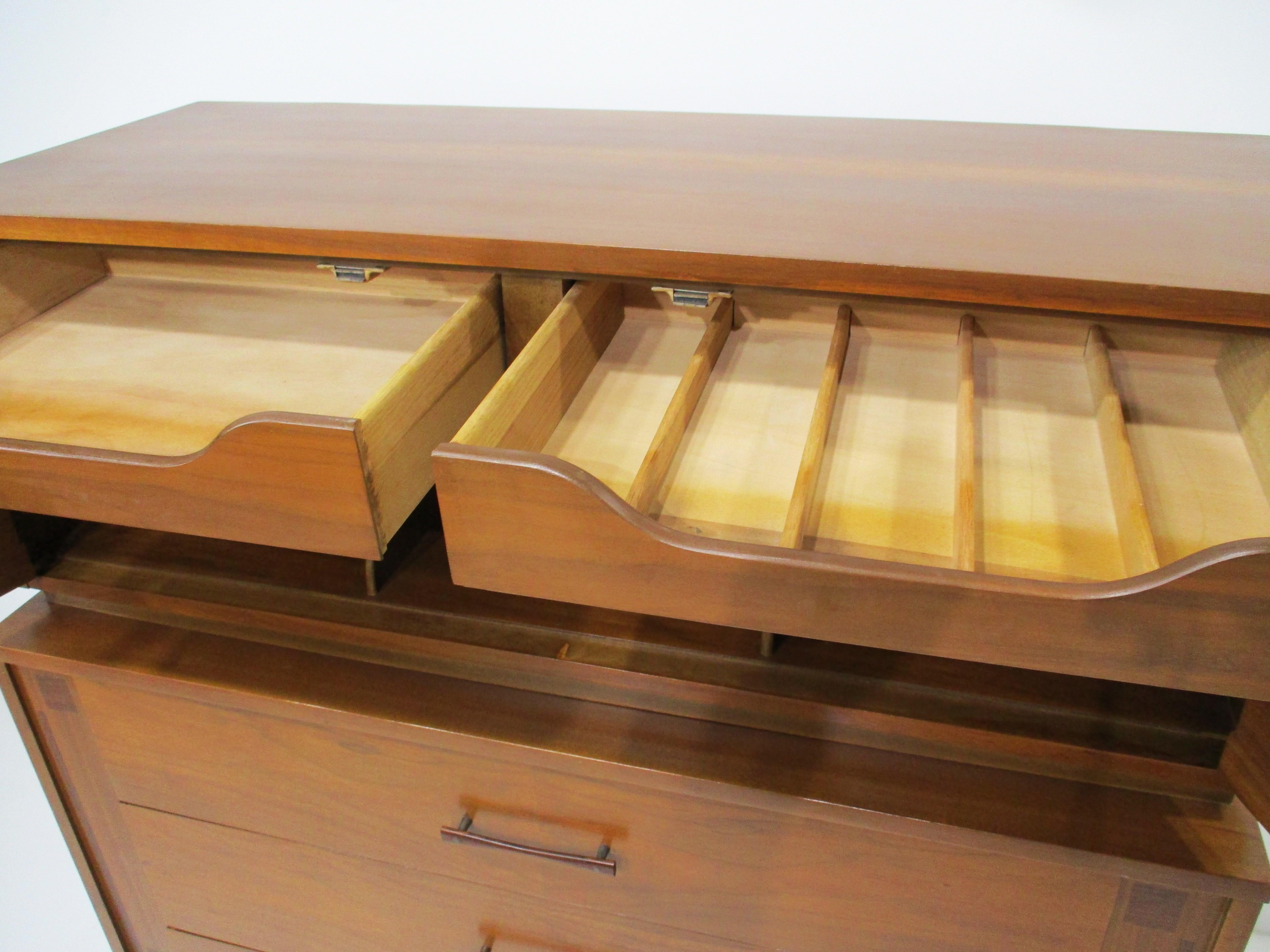 Cómoda Highboy de madera de palisandro y nogal de mediados de siglo by Kroehler en venta 1