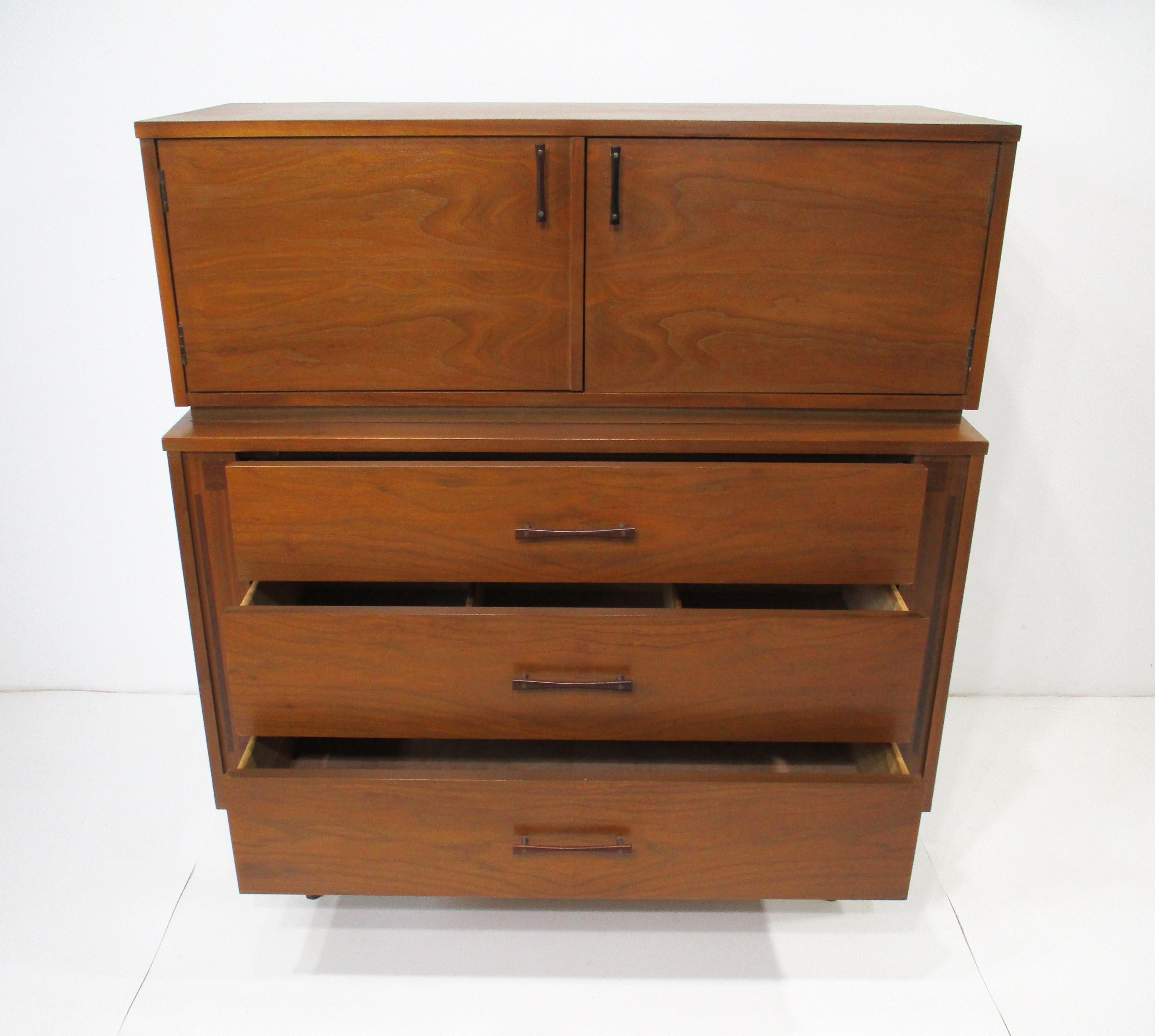 Cómoda Highboy de madera de palisandro y nogal de mediados de siglo by Kroehler en venta 2