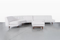 Sofá seccional de mediados de siglo en nogal con otomana de Edward Wormley para Dunbar