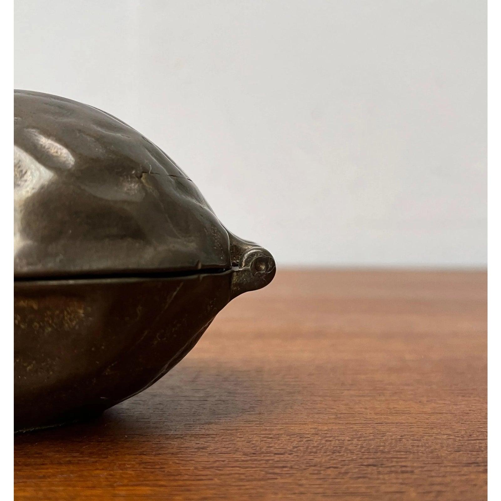 Casse-noix en bronze en forme de noix, milieu du siècle, années 1960 en vente 5